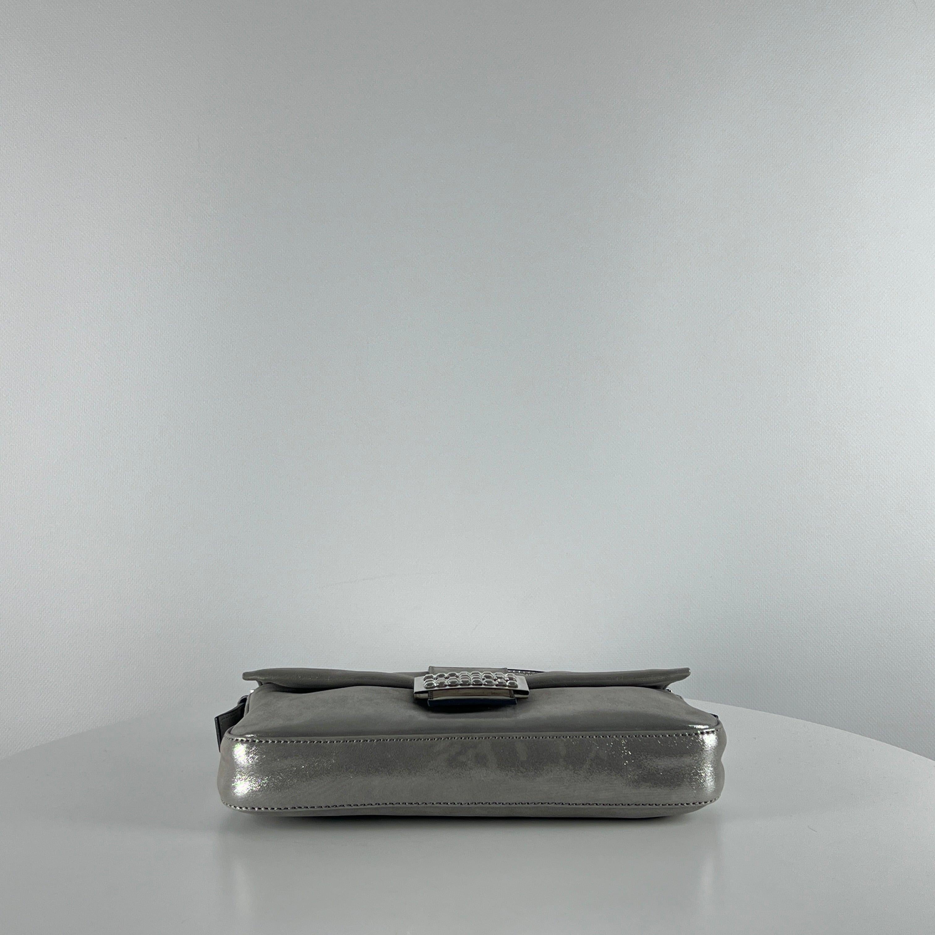 Fendi Baguette Silver Leather Shoulder Bag en vente 2