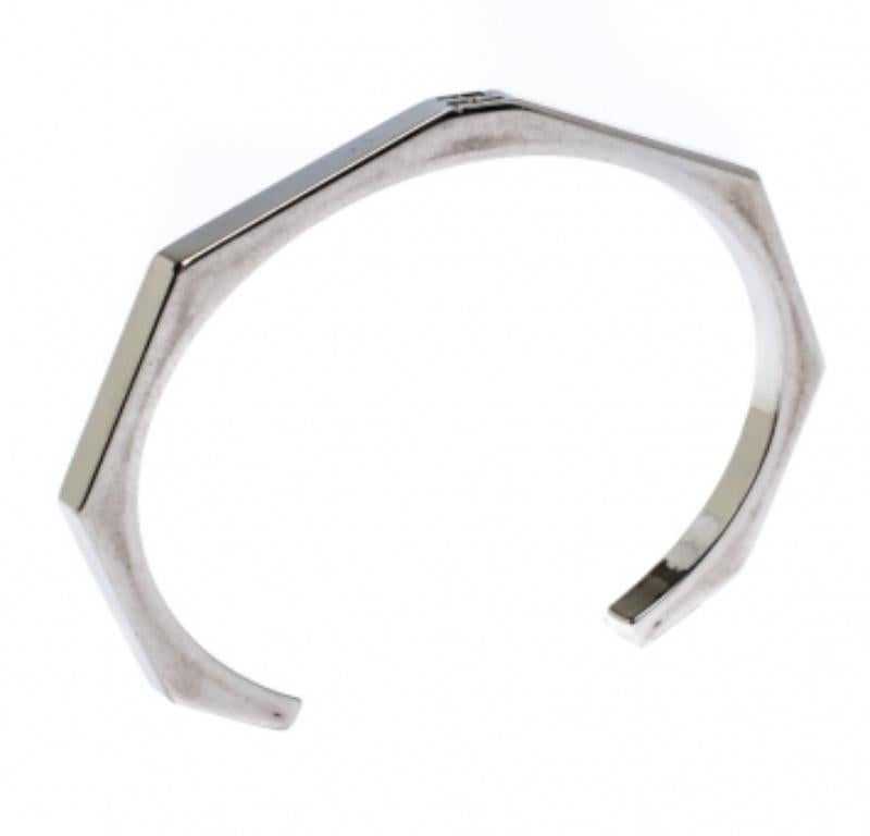 Fendi Baguette Silver Tone Open Cuff Bracelet In condizioni discrete in vendita a Dubai, Al Qouz 2
