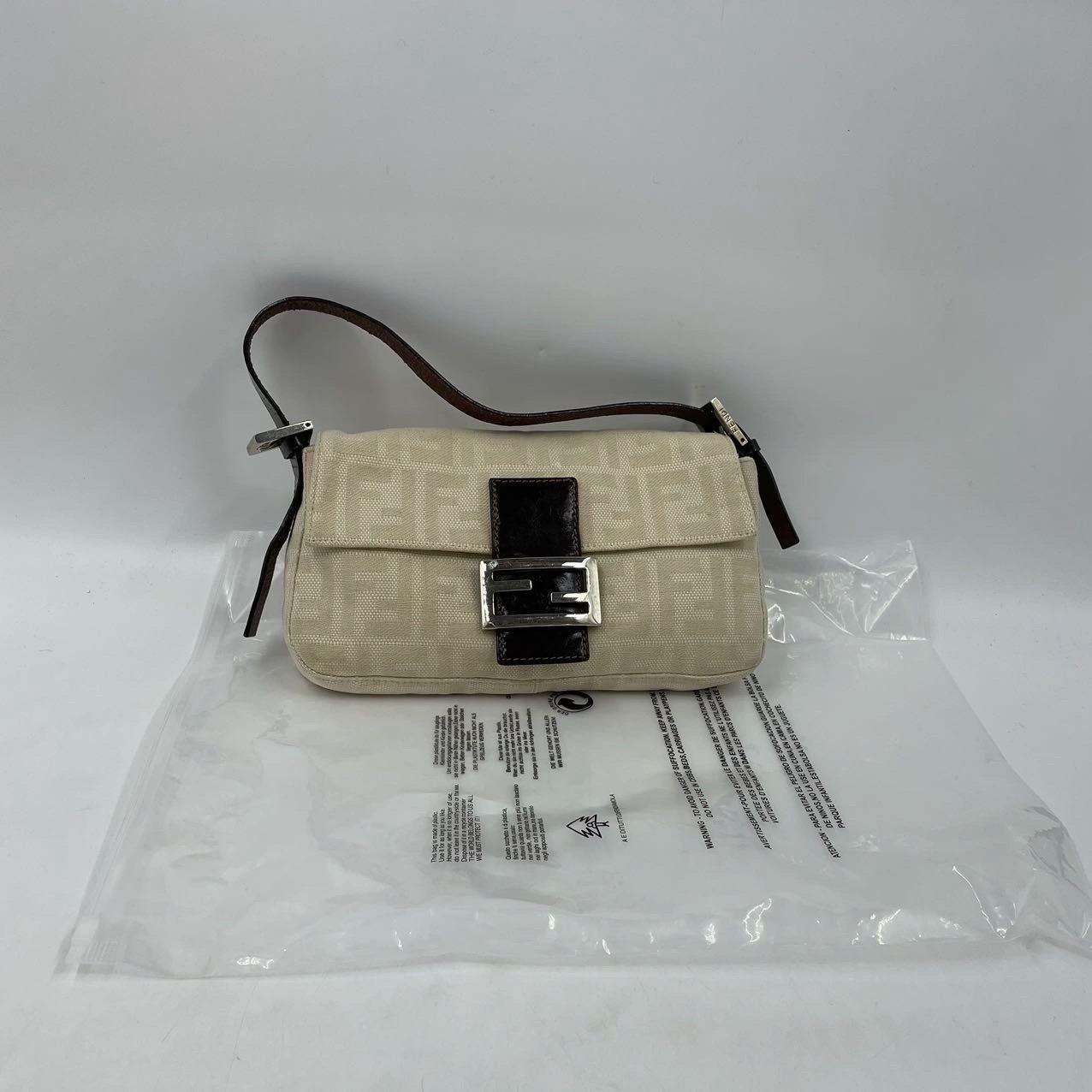Fendi Baguette Vintage Beige Canvas Zucca Print Shoulder Bag For Sale 3