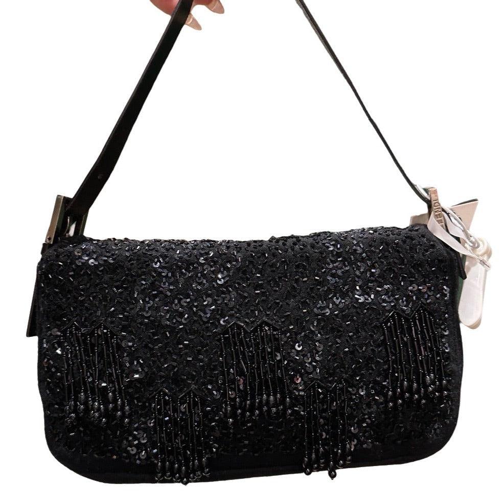 Bolso bandolera Fendi Baguette Vintage negro con cuentas en negro
Estas son fotos profesionales de la bolsa real.
  Un diseño icónico magistralmente elaborado, realzado con un intrincado entramado de cuentas. Esta exquisita obra de arte es versátil