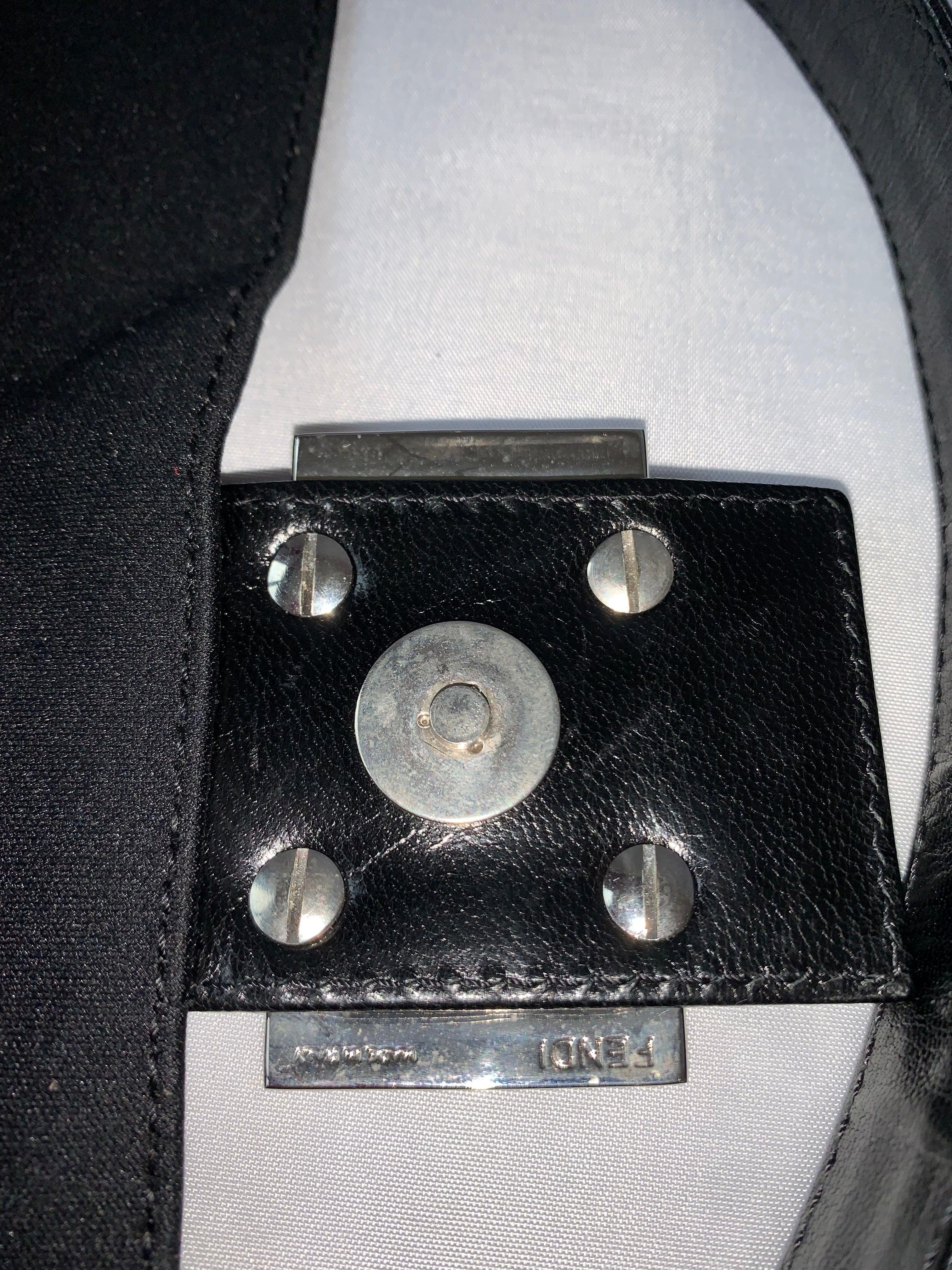 FENDI Baguette Vintage Tela Negra Herrajes Plateados 6