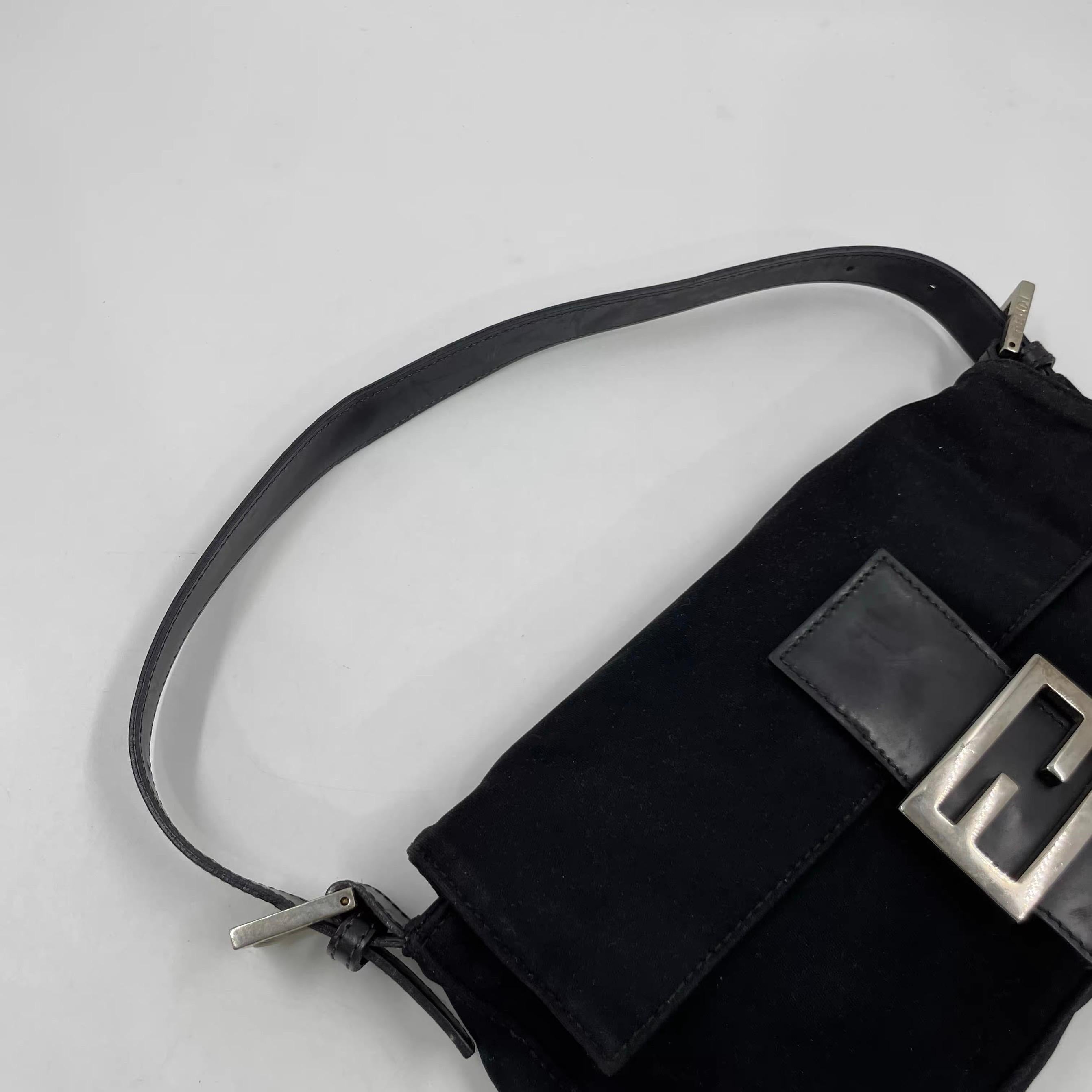 FENDI Baguette Vintage Schwarzes Tuch Silber Hardware mit Silberbeschlägen im Angebot 10
