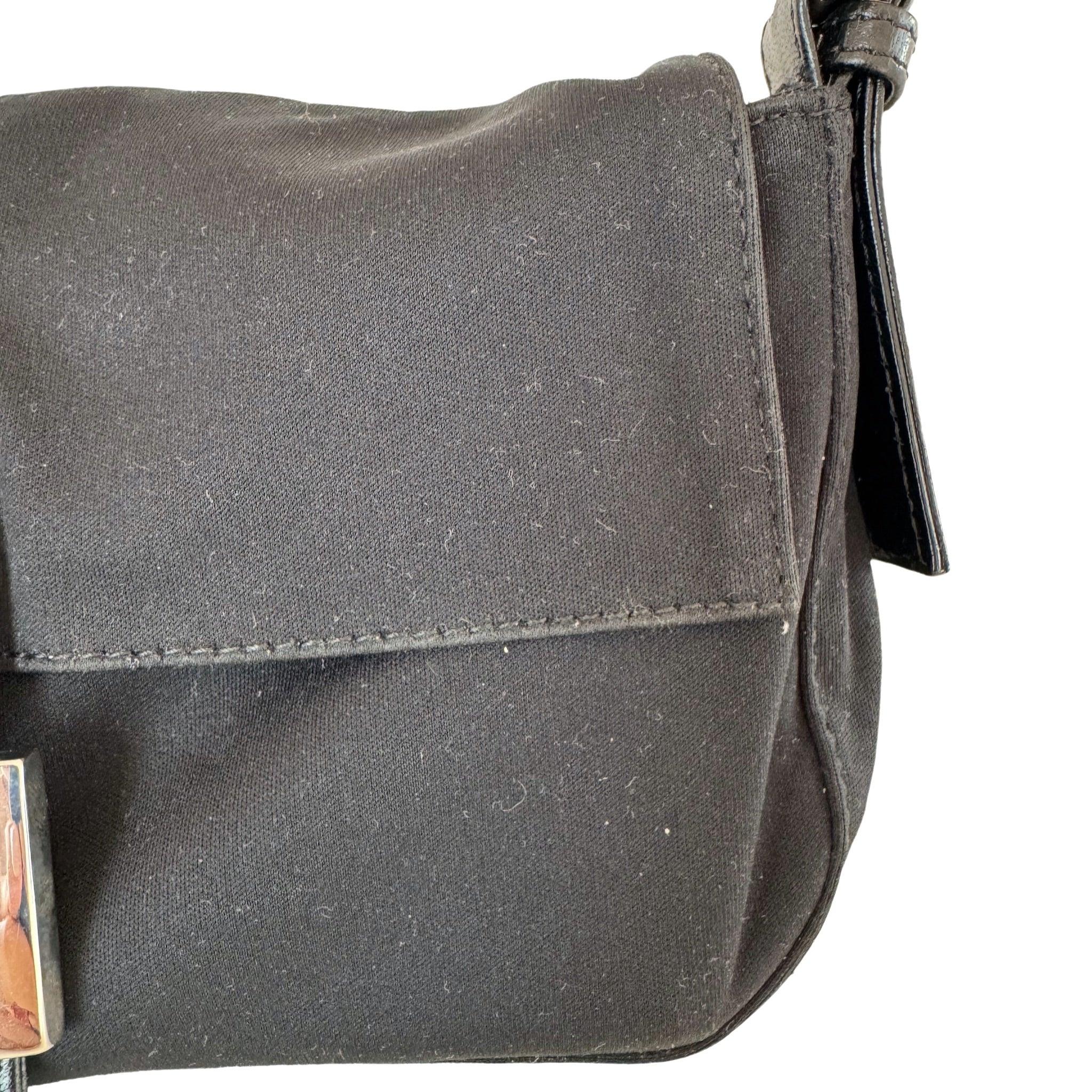 FENDI Baguette Vintage Tela Negra Herrajes Plateados
 Estas son fotos profesionales de la bolsa real.
 ¡Te presentamos el atemporal y elegante bolso FENDI Baguette de tela negro! En excelente estado, esta pieza clásica es perfecta para cualquier