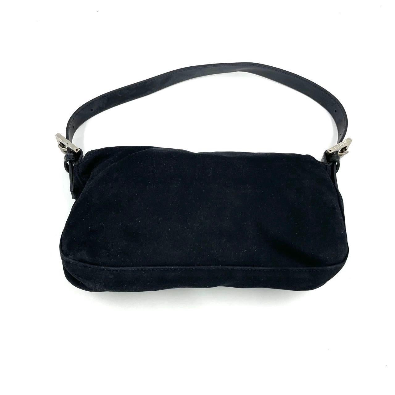 FENDI Baguette Vintage Schwarzes Tuch Silber Hardware mit Silberbeschlägen
 Dies sind professionelle Fotos der tatsächlichen Tasche.
 Wir präsentieren die zeitlos elegante FENDI Baguette Black Cloth! Dieses klassische Stück in ausgezeichnetem