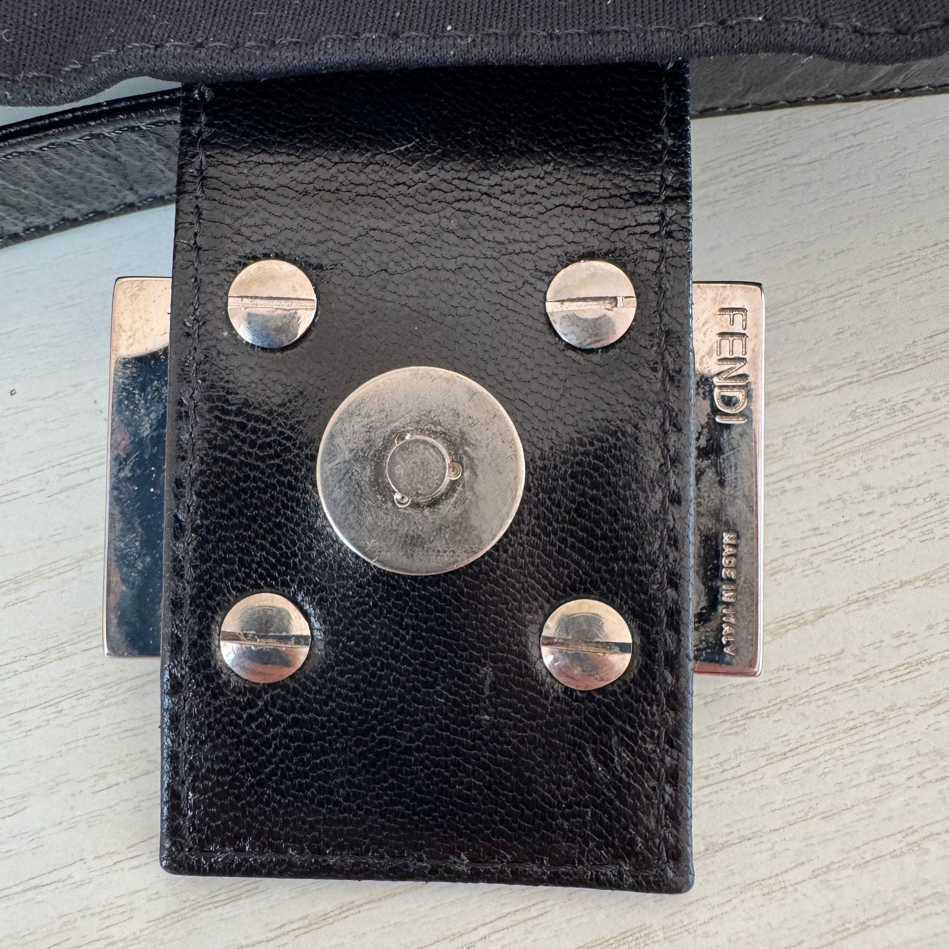 FENDI Baguette Vintage Tela Negra Herrajes Plateados 4
