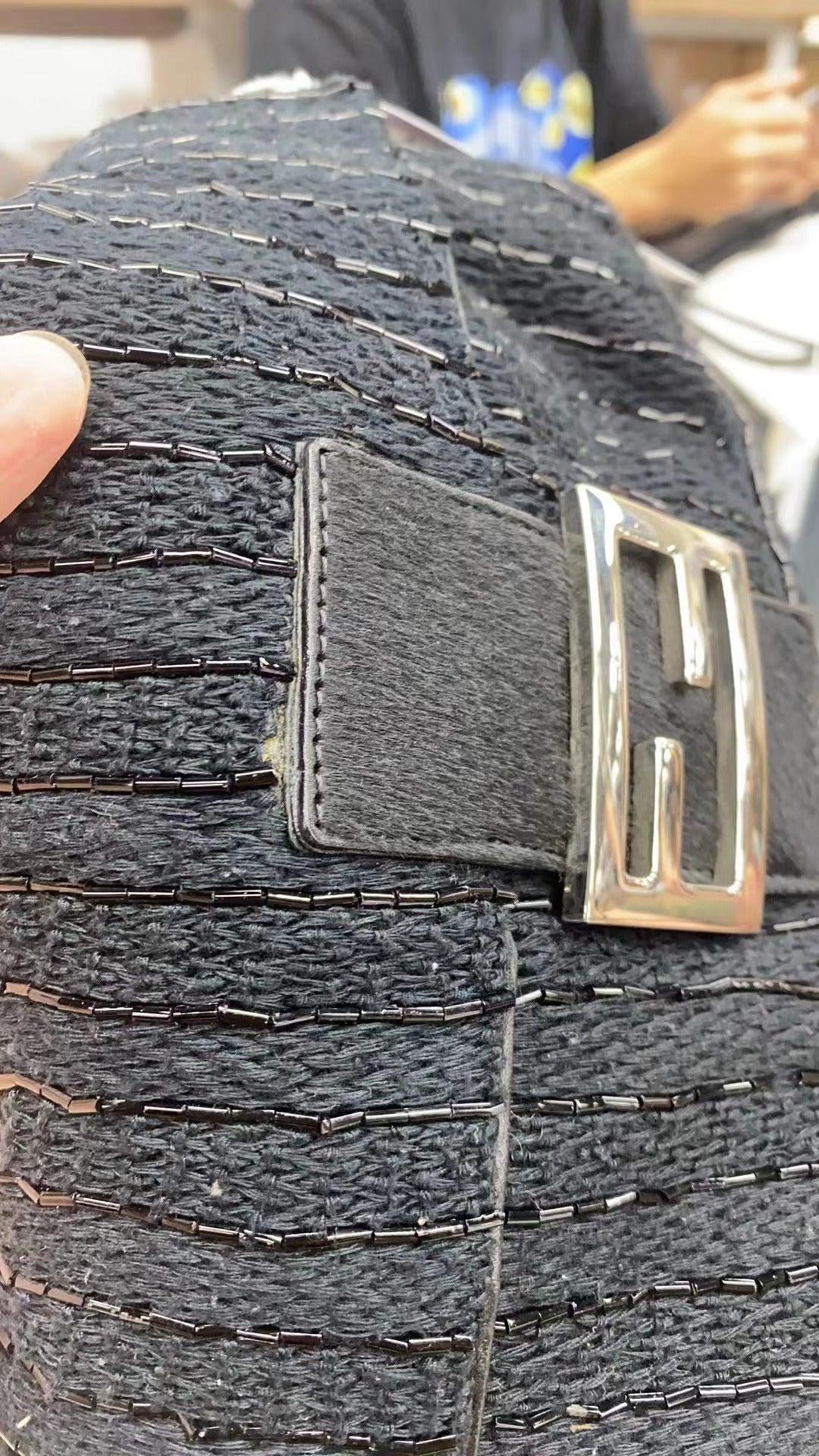 Bolso bandolera Fendi Baguette Vintage negro con cuentas de purpurina y tela de punto en venta 5