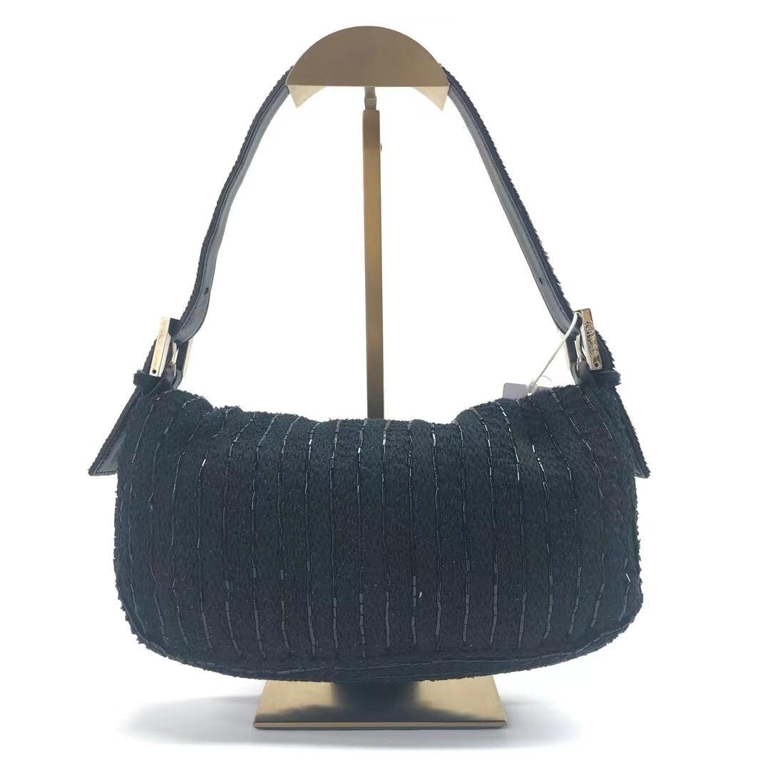 Bolso bandolera Fendi Baguette Vintage negro con cuentas de purpurina y tela de punto

  Descubre el bolso bandolera Fendi Baguette Vintage Negro con cuentas de purpurina y tejido de punto, un diseño icónico magistralmente elaborado y realzado con