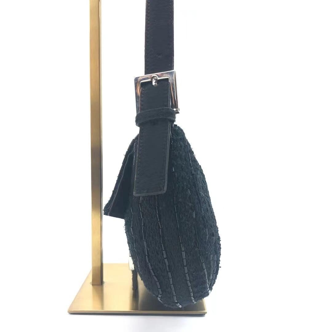 Fendi Baguette Vintage Black Glitter Beads and Cloth Knit Shoulder Bag In Excellent Condition In AUBERVILLIERS, FR