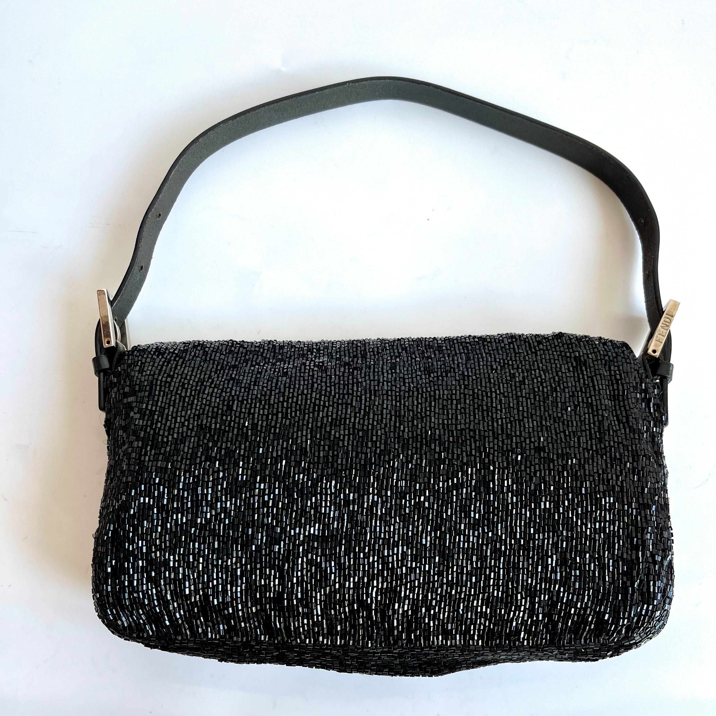 Entdecken Sie die Fendi Baguette Vintage Black Glitter Beads - ein meisterhaft gefertigtes, ikonisches Design mit schimmernden Perlen. Dieses exquisite Kunstwerk ist vielseitig einsetzbar und kann jedes Outfit aufwerten, was es zu einer zeitlosen