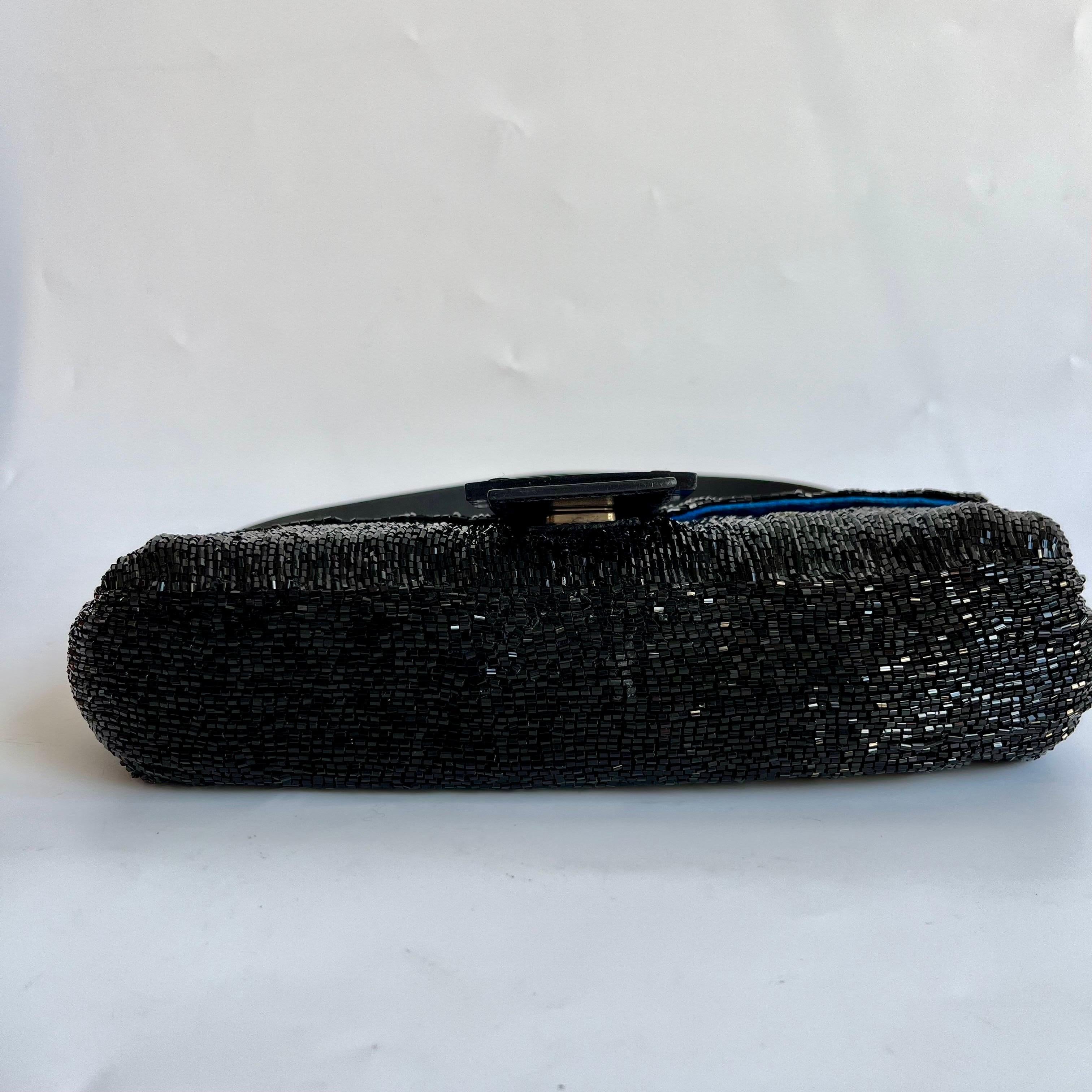 Fendi Baguette Vintage Schwarz Glitter Beads Umhängetasche Blau Seide Interieur im Zustand „Gut“ im Angebot in AUBERVILLIERS, FR