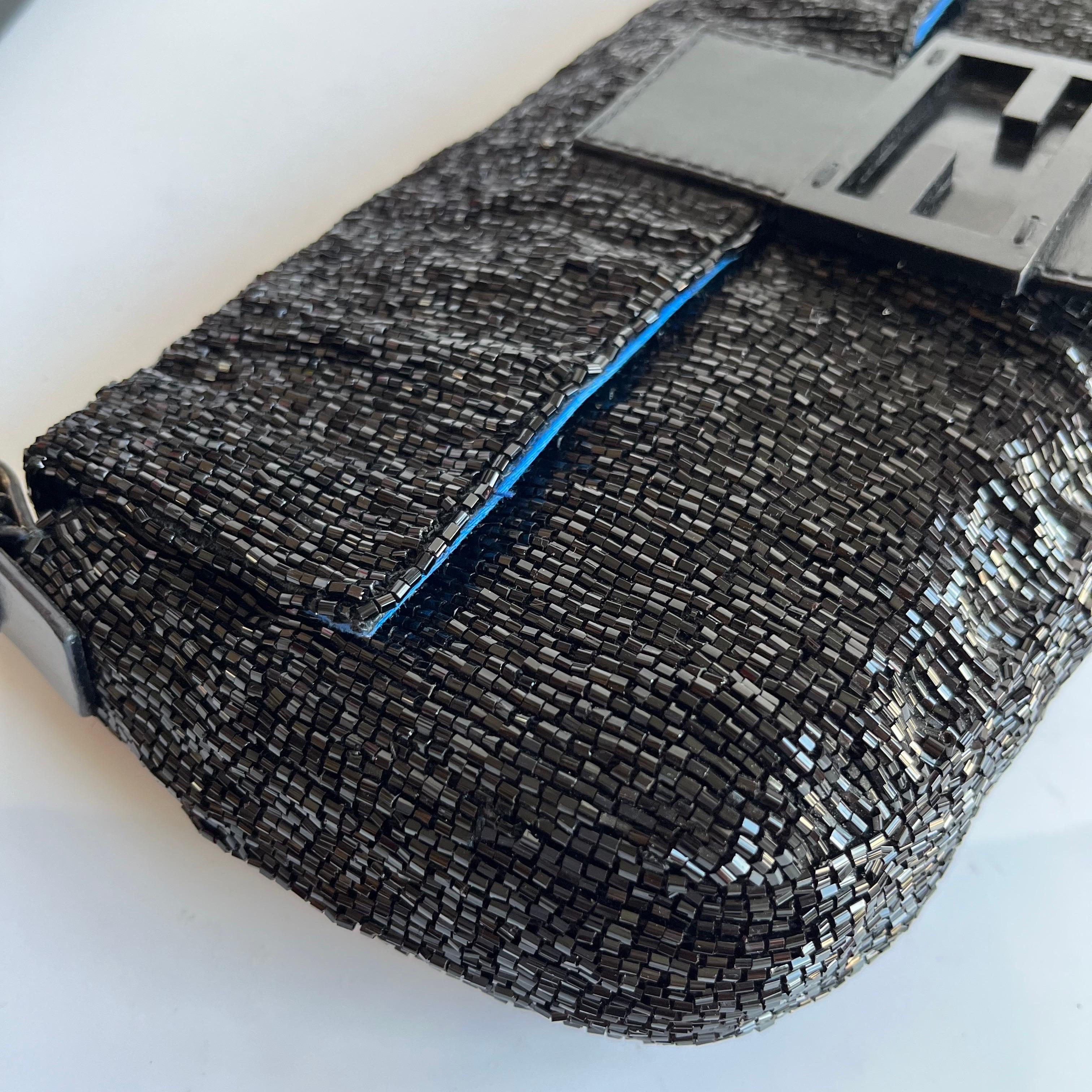 Fendi Baguette Vintage Schwarz Glitter Beads Umhängetasche Blau Seide Interieur im Angebot 2