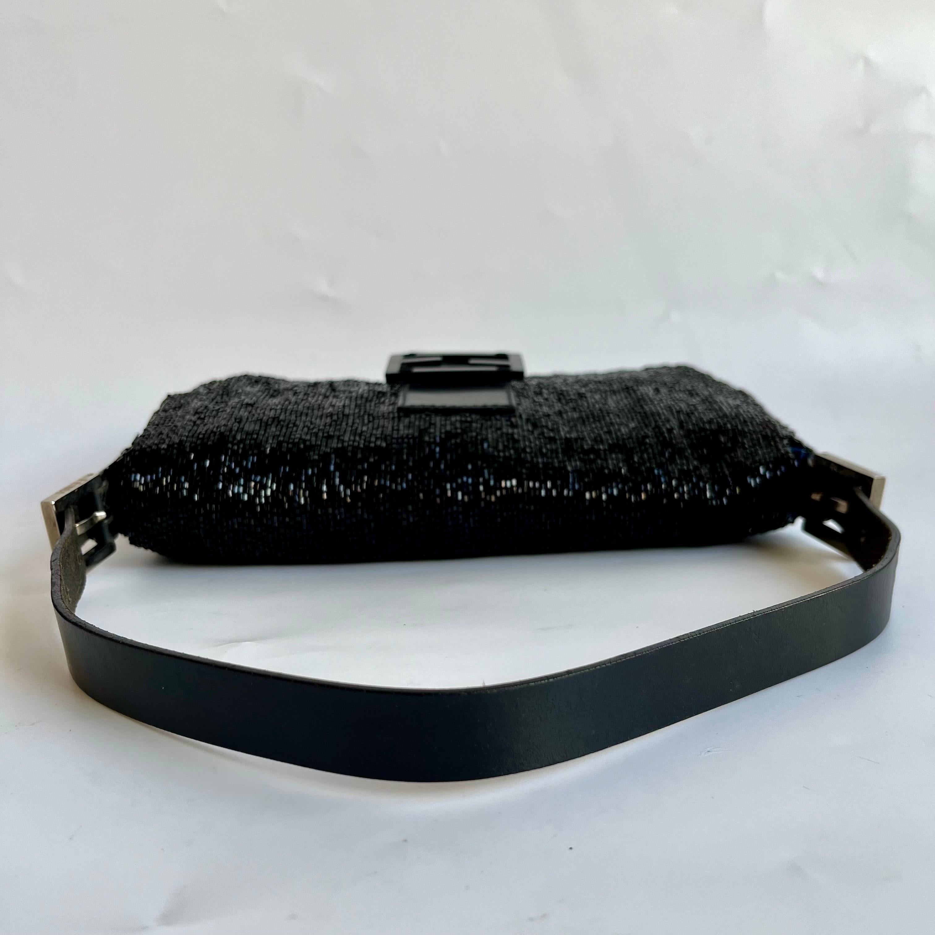 Fendi Baguette Vintage Schwarz Glitter Beads Umhängetasche Blau Seide Interieur im Angebot 3