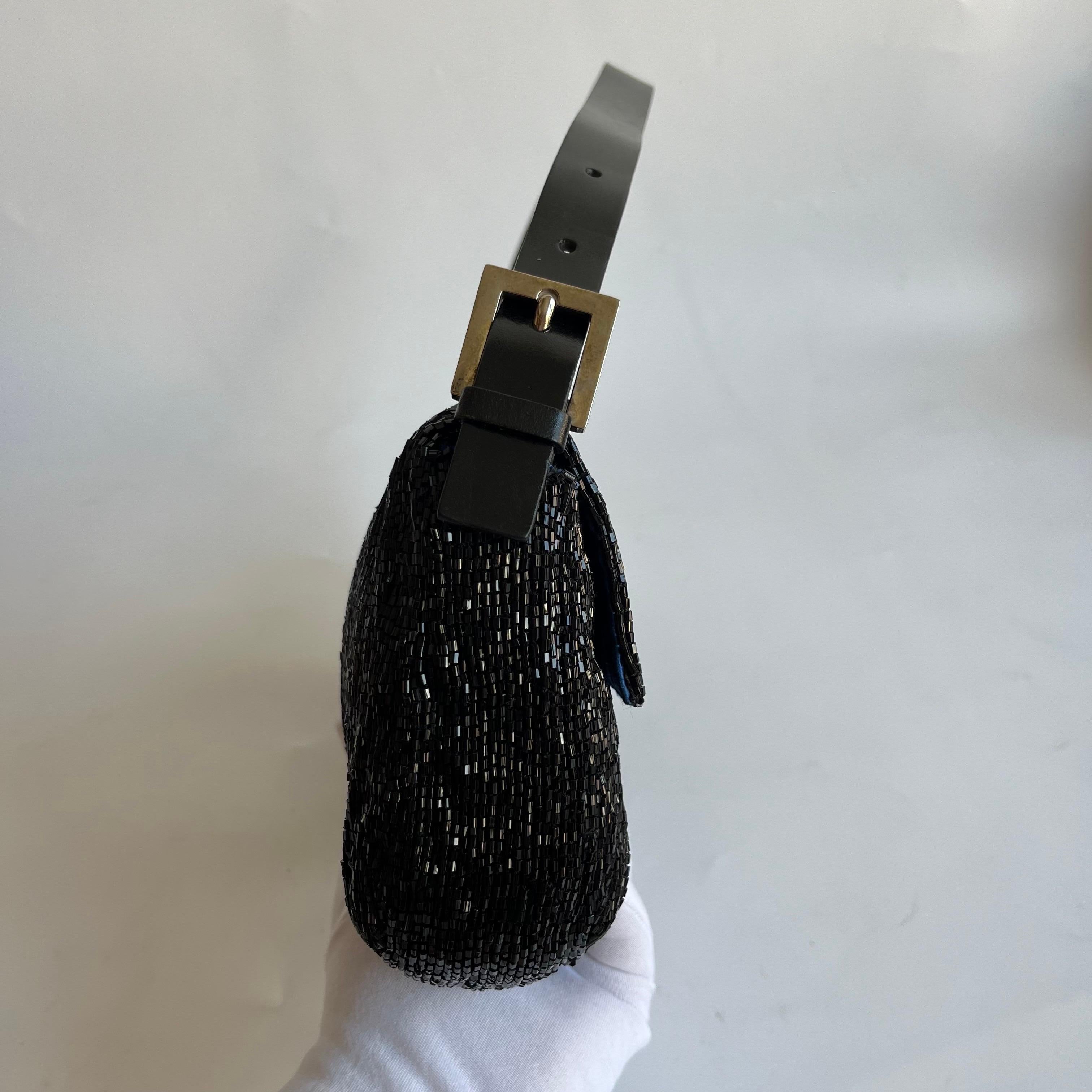 Fendi Baguette Vintage Schwarz Glitter Beads Umhängetasche Blau Seide Interieur im Angebot 4