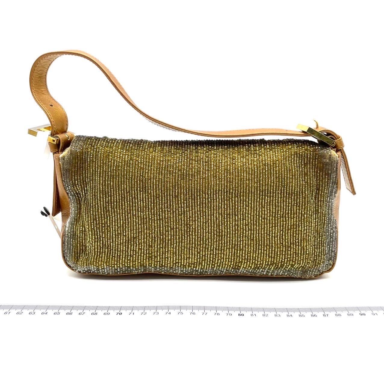 Fendi Baguette in Dunkelgold Glitzerperlen und gold schillerndes Leder an Boden und Seiten. Innen mit Segeltuch gefüttert. Sehr guter Zustand. Keine fehlenden Perlen

Die Fendi Baguette kombiniert dunkelgoldene Glitzerperlen und goldfarben