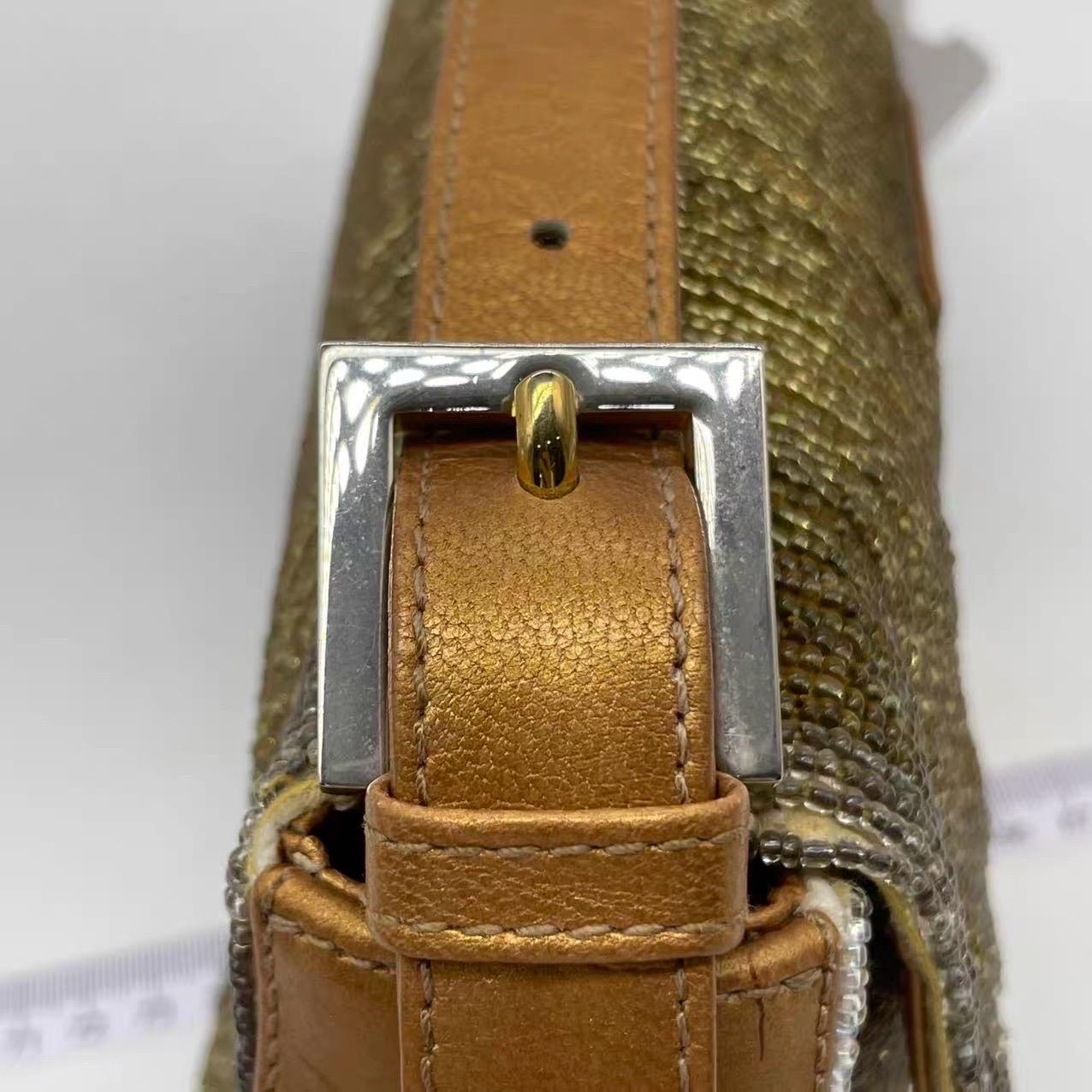 Fendi Baguette Vintage Gold Perlen und Gold schillernden Leder im Angebot 15