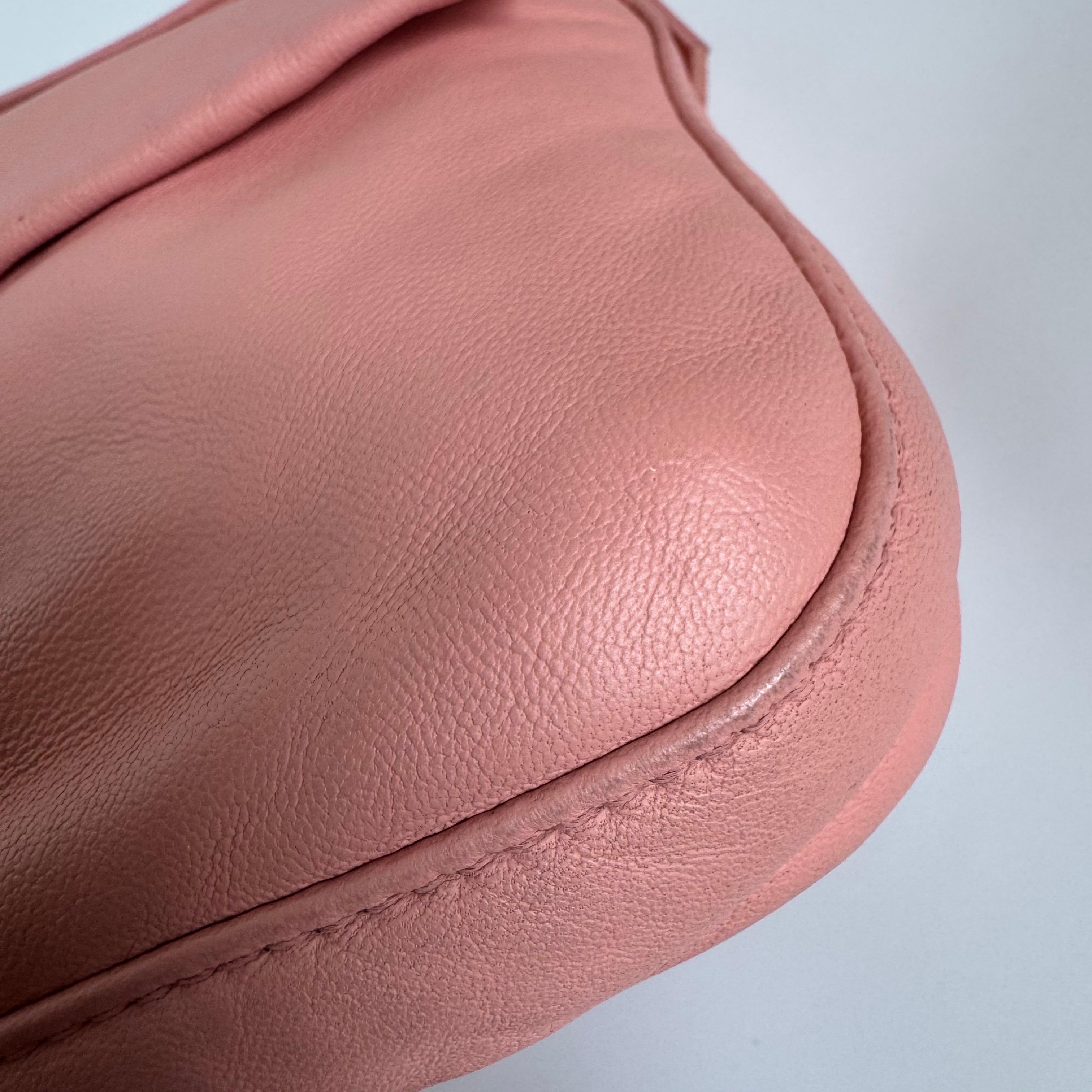 Sac à bandoulière FENDI Baguette vintage en cuir d'agneau rose avec accessoires argentés en vente 5