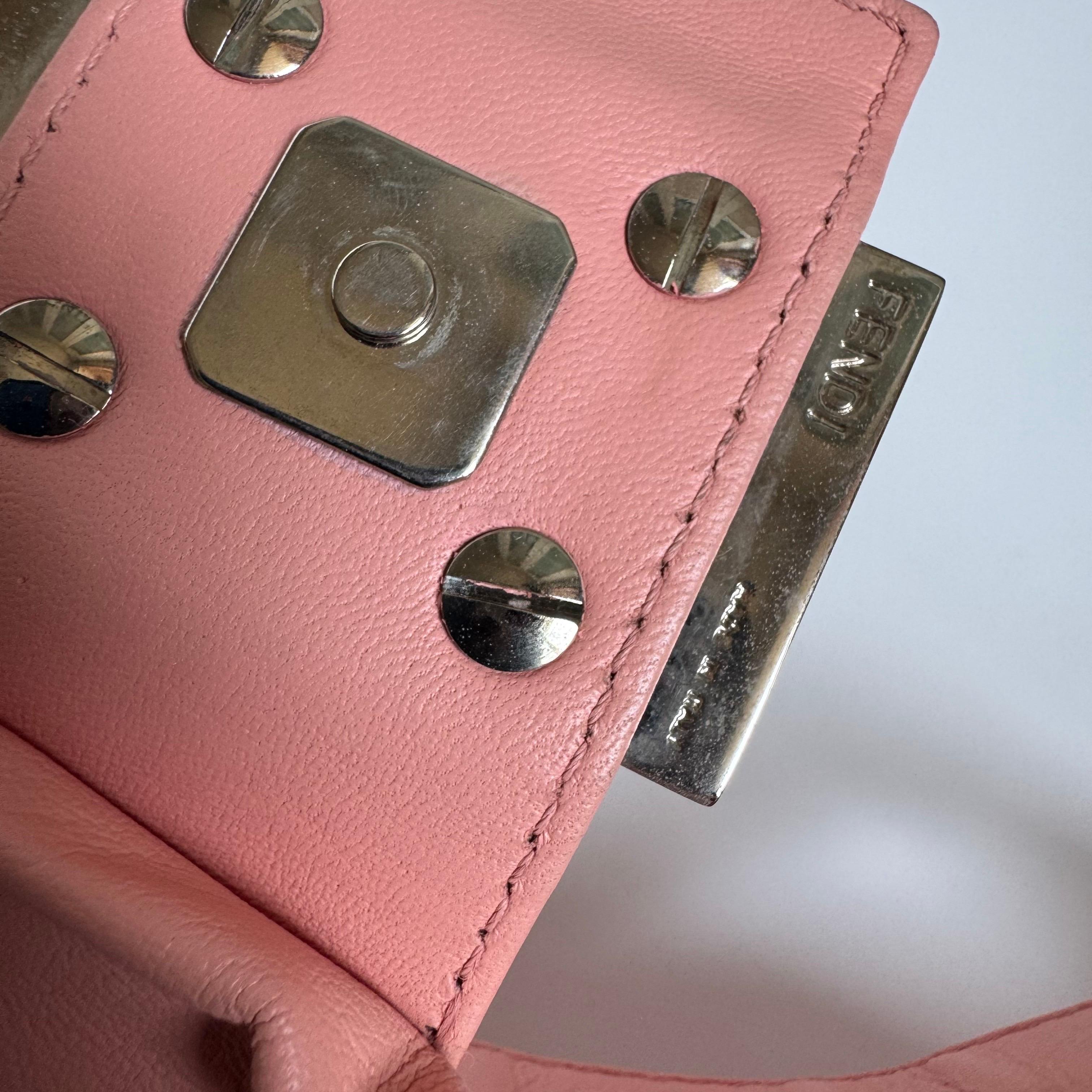 Sac à bandoulière FENDI Baguette vintage en cuir d'agneau rose avec accessoires argentés en vente 6
