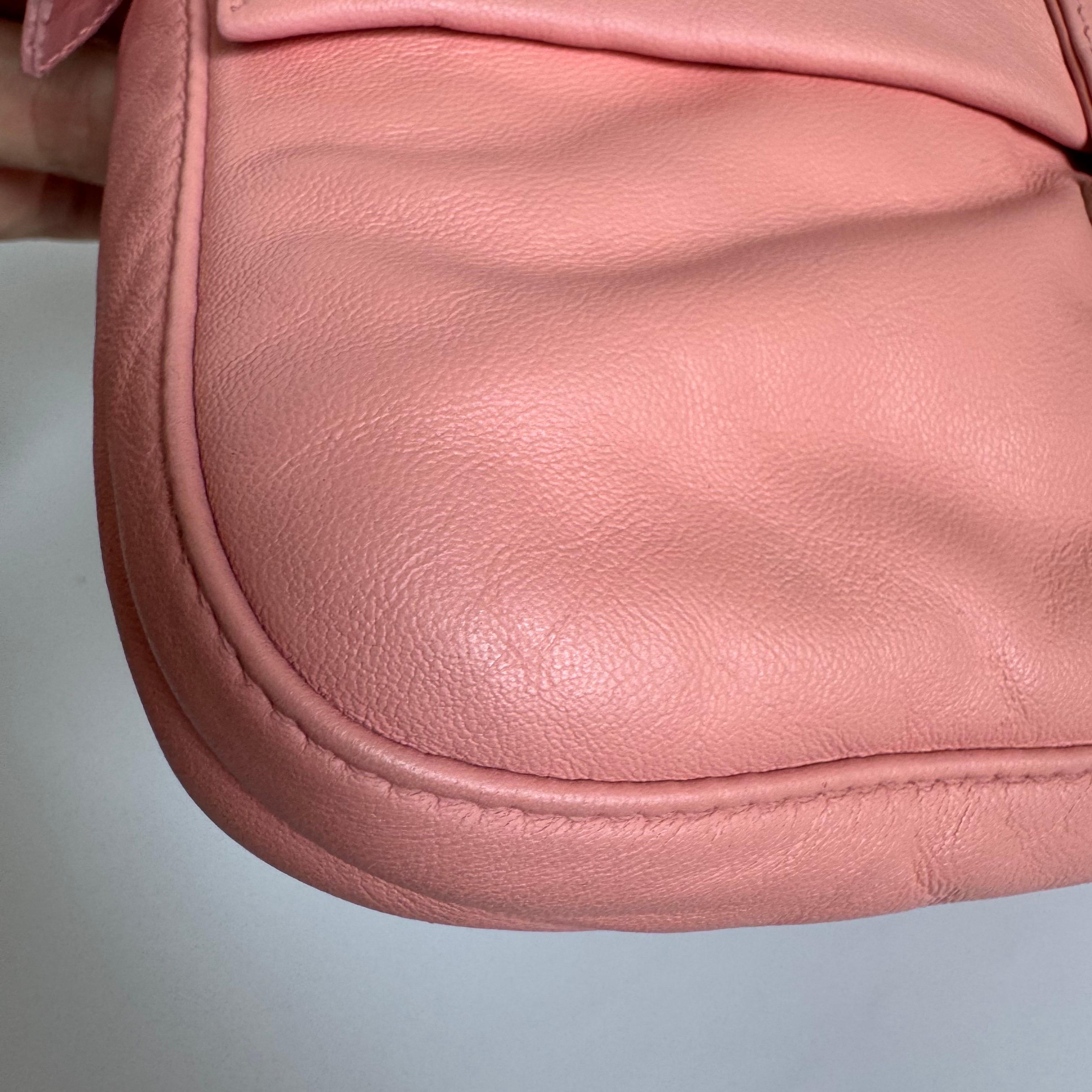 Sac à bandoulière FENDI Baguette vintage en cuir d'agneau rose avec accessoires argentés en vente 7
