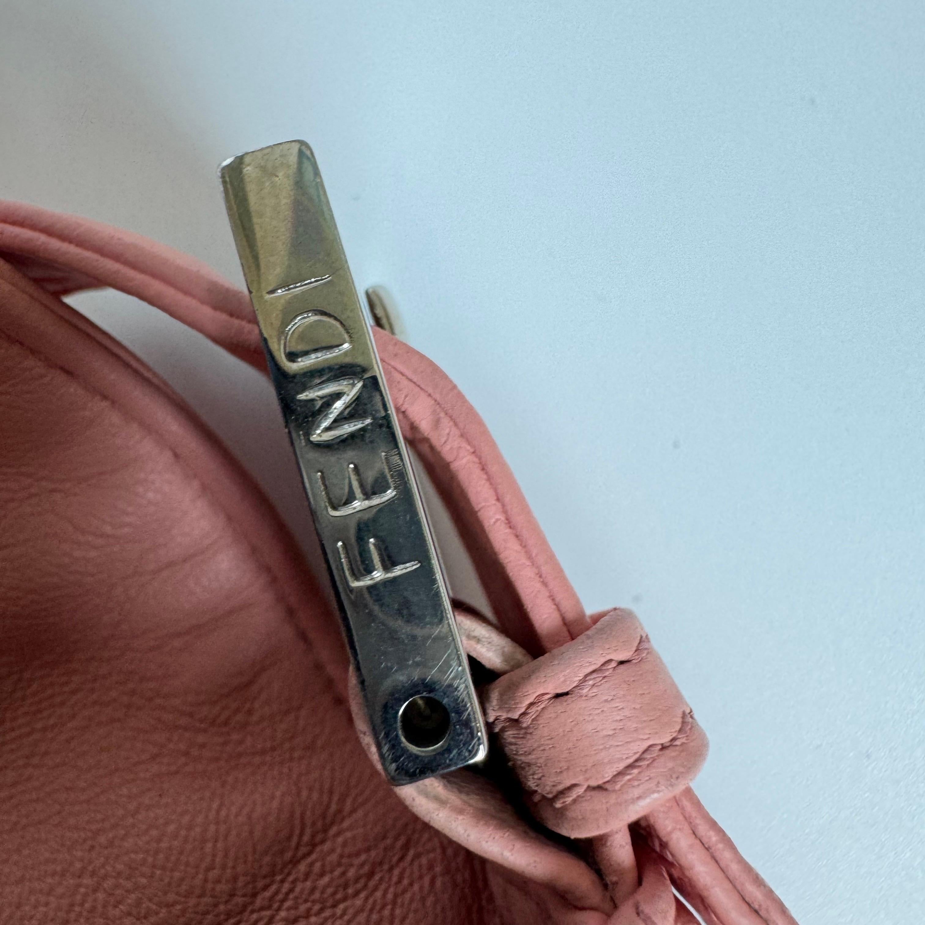 Sac à bandoulière FENDI Baguette vintage en cuir d'agneau rose avec accessoires argentés en vente 9