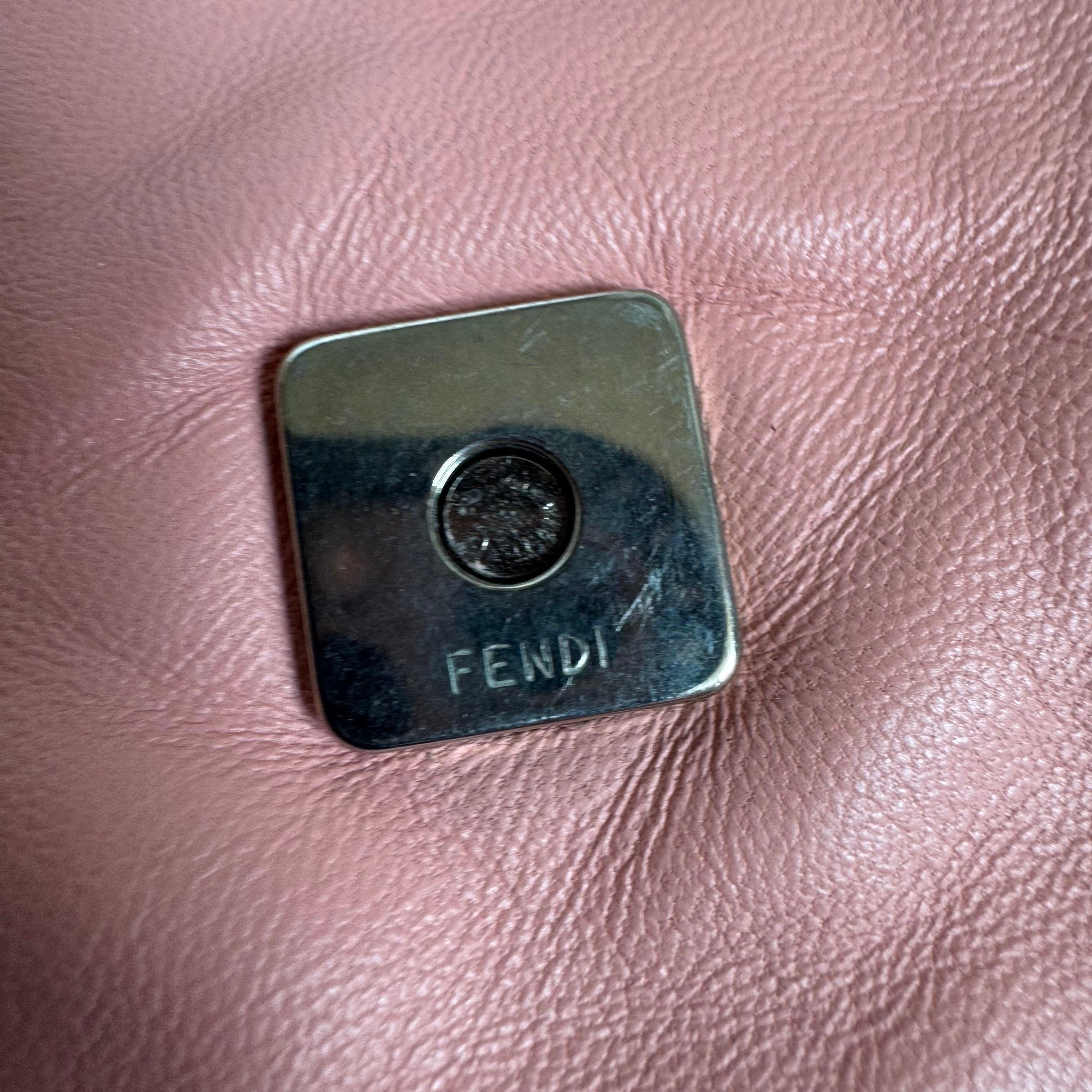 Sac à bandoulière FENDI Baguette vintage en cuir d'agneau rose avec accessoires argentés en vente 10