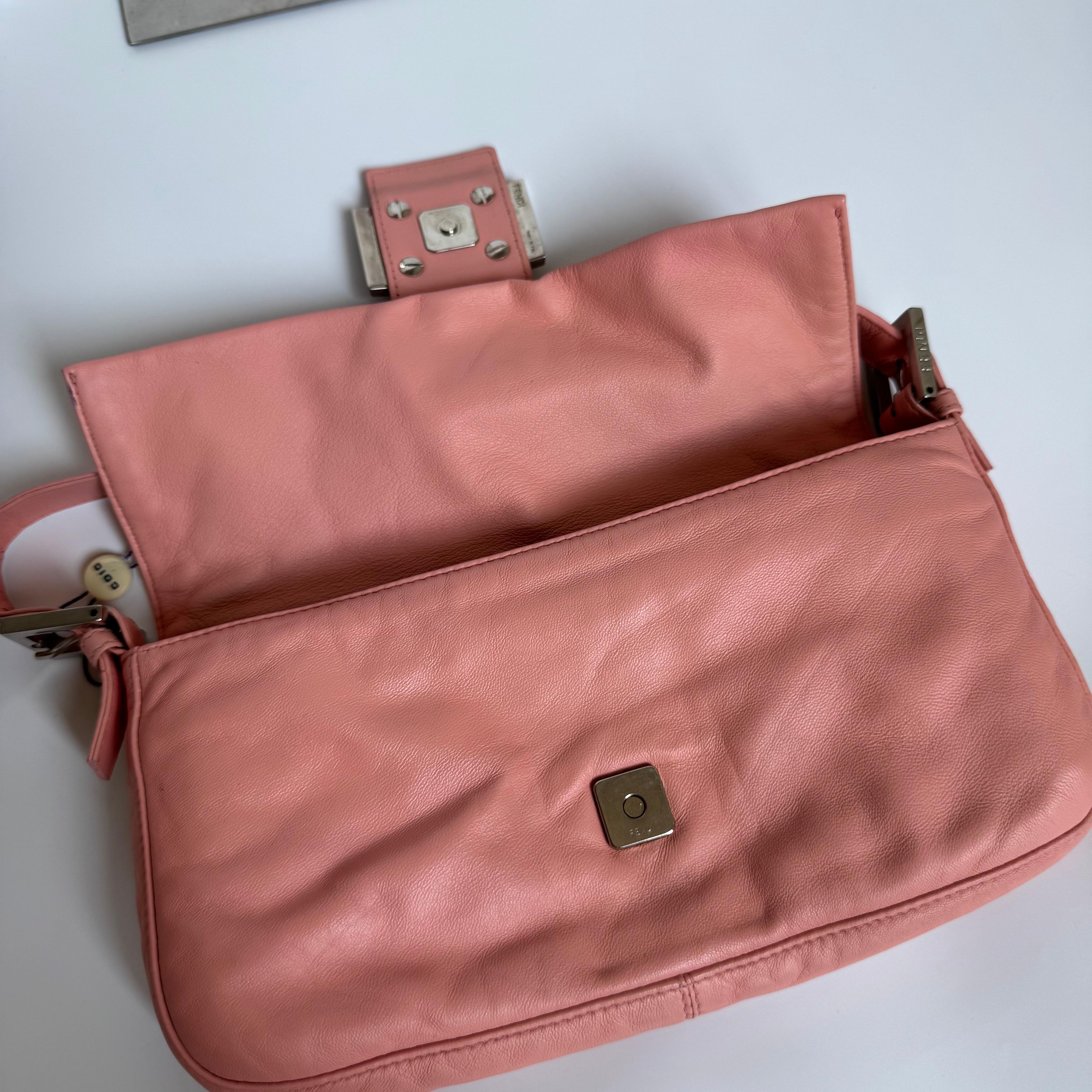 Sac à bandoulière FENDI Baguette vintage en cuir d'agneau rose avec accessoires argentés en vente 11