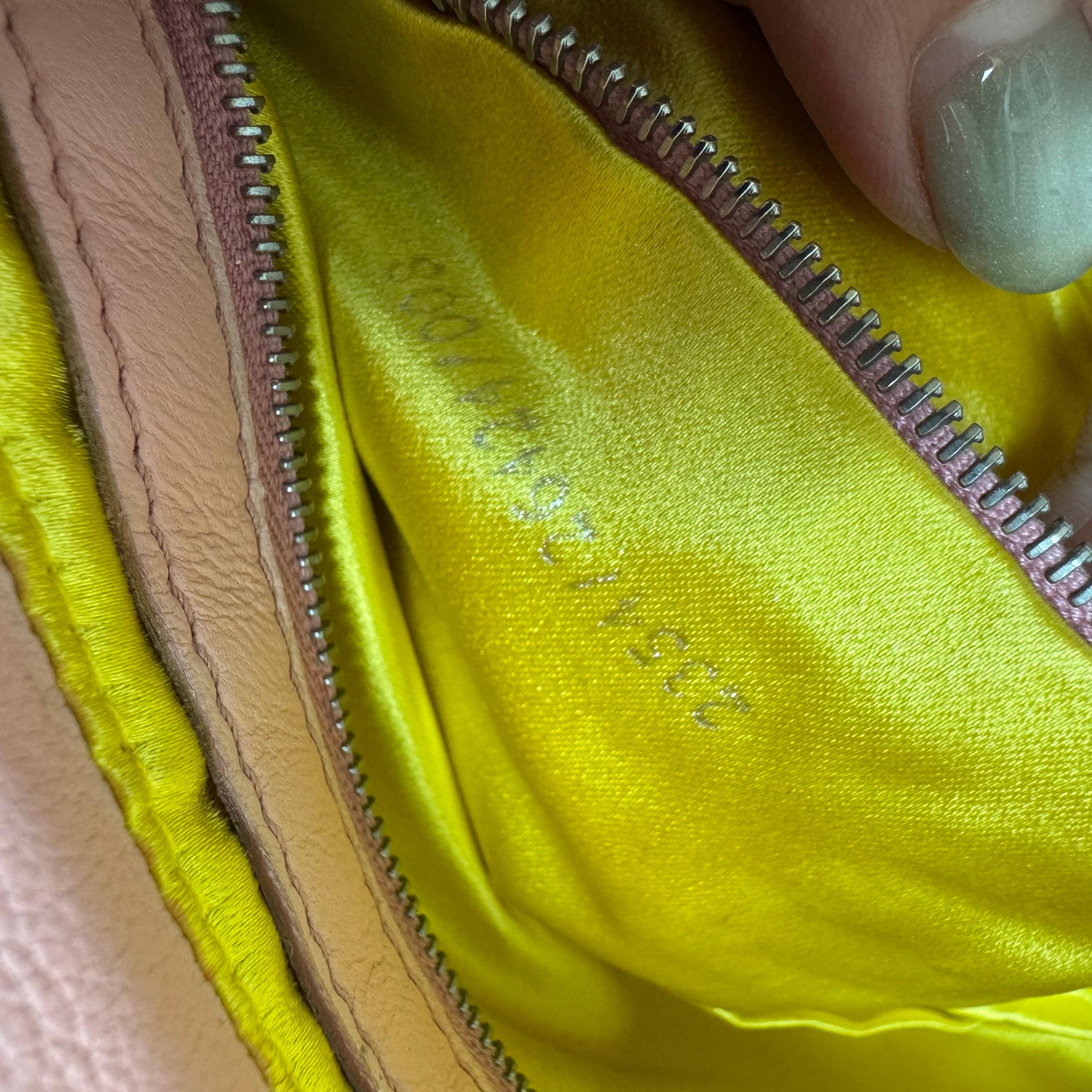 Sac à bandoulière FENDI Baguette vintage en cuir d'agneau rose avec accessoires argentés en vente 12