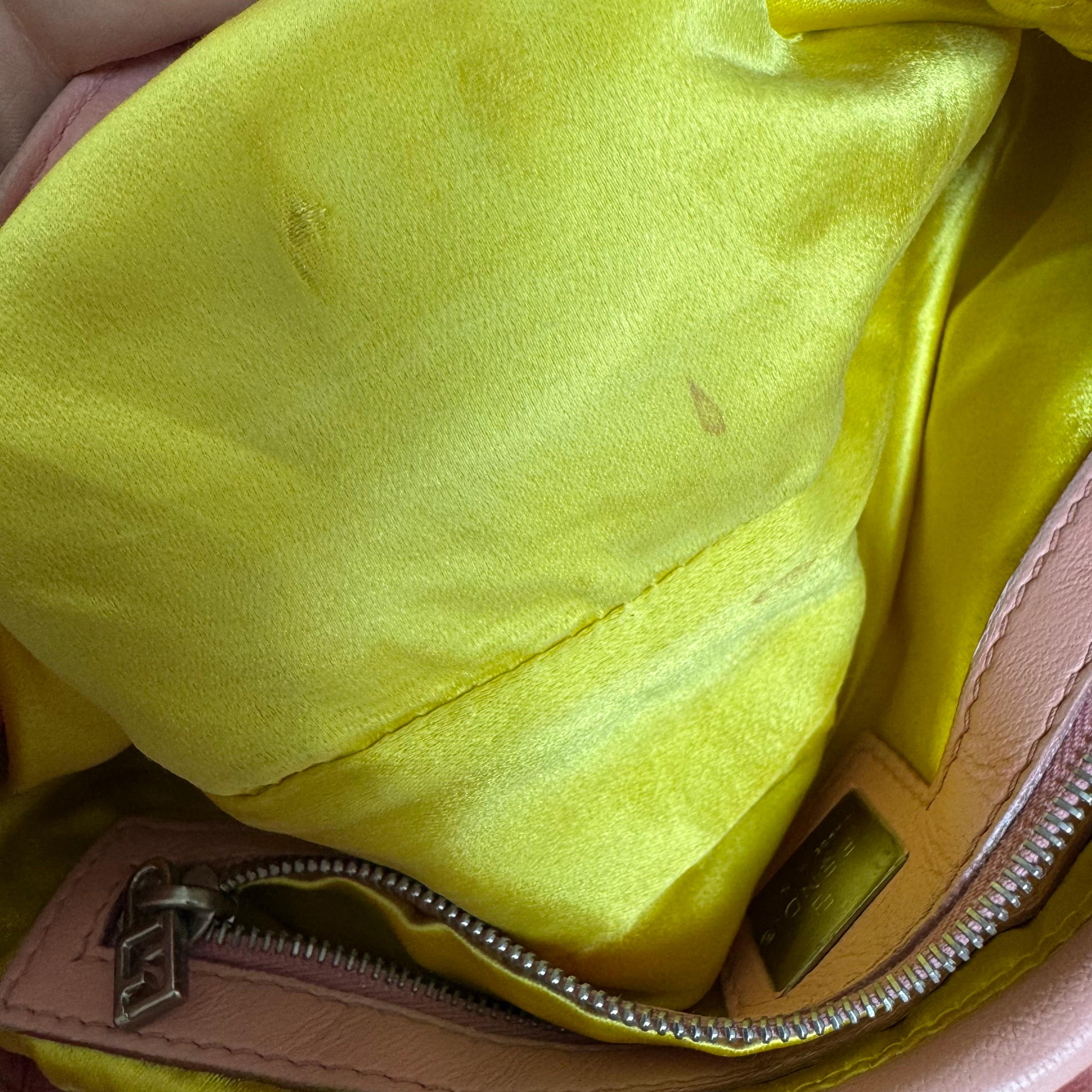 Sac à bandoulière FENDI Baguette vintage en cuir d'agneau rose avec accessoires argentés en vente 13