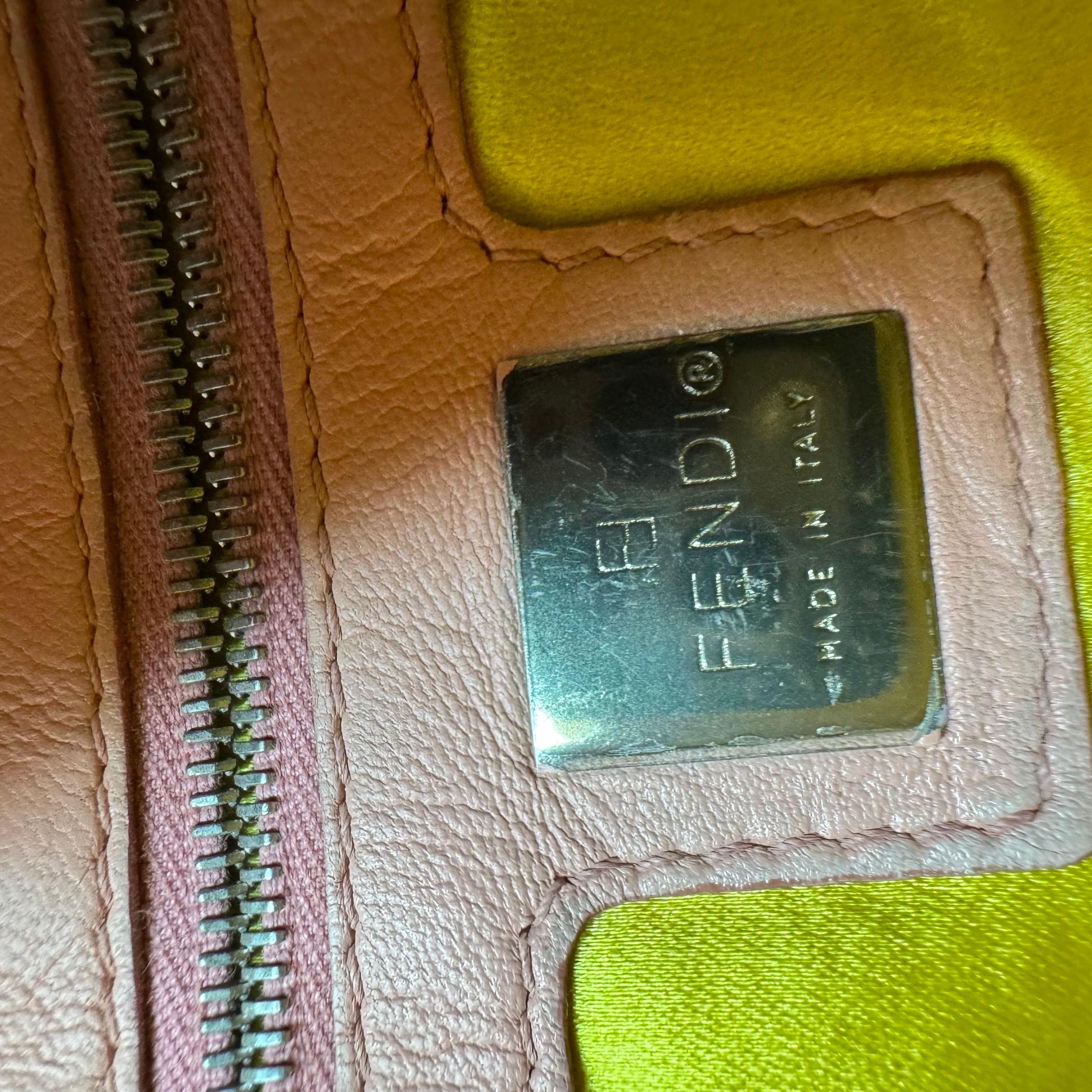 Sac à bandoulière FENDI Baguette vintage en cuir d'agneau rose avec accessoires argentés en vente 14