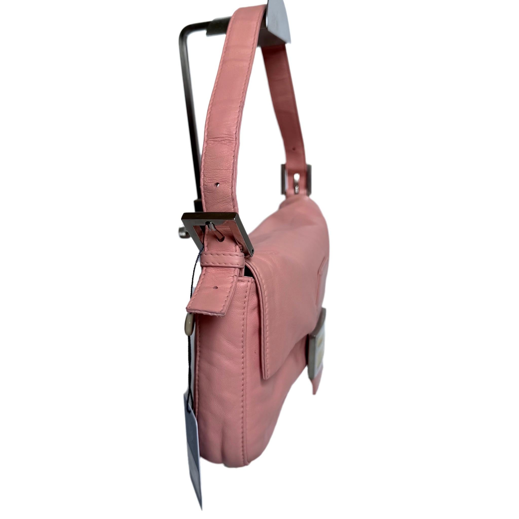 Le sac Baguette en cuir d'agneau de Fendi est un accessoire classique. Son cuir doux comme du beurre est incroyablement léger, ce qui en fait un choix fonctionnel pour un usage quotidien. 

Condit : TRES BON

Signes d'usure mineurs, plis sur le