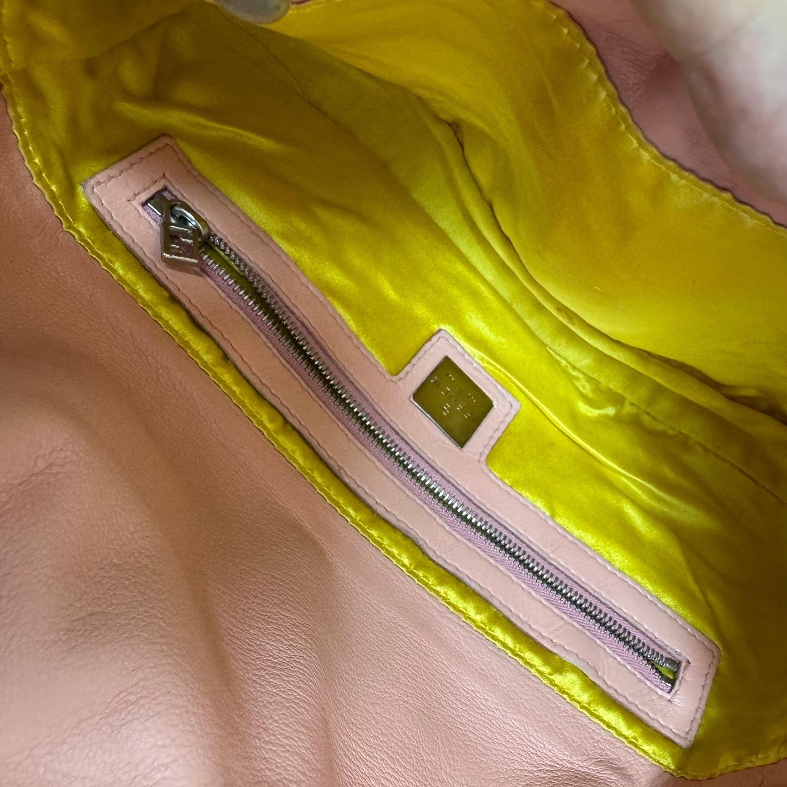 Sac à bandoulière FENDI Baguette vintage en cuir d'agneau rose avec accessoires argentés en vente 15