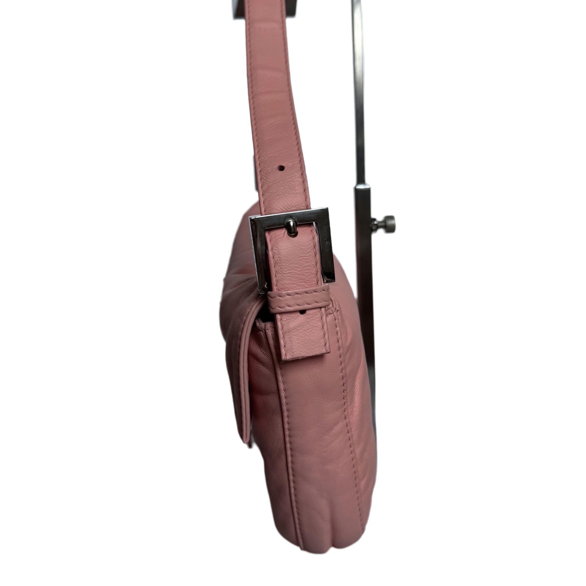 Marron Sac à bandoulière FENDI Baguette vintage en cuir d'agneau rose avec accessoires argentés en vente