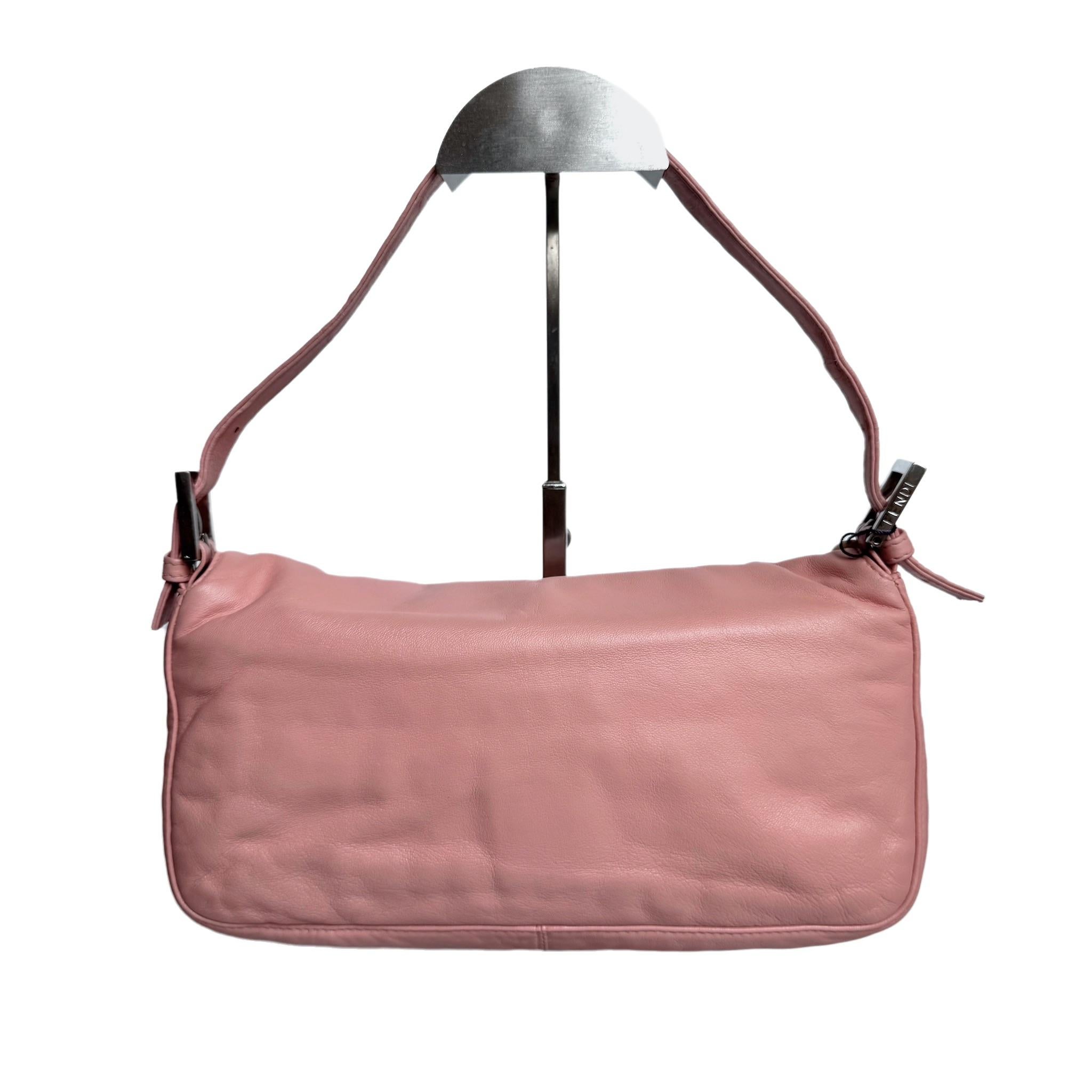 Sac à bandoulière FENDI Baguette vintage en cuir d'agneau rose avec accessoires argentés Bon état - En vente à AUBERVILLIERS, FR