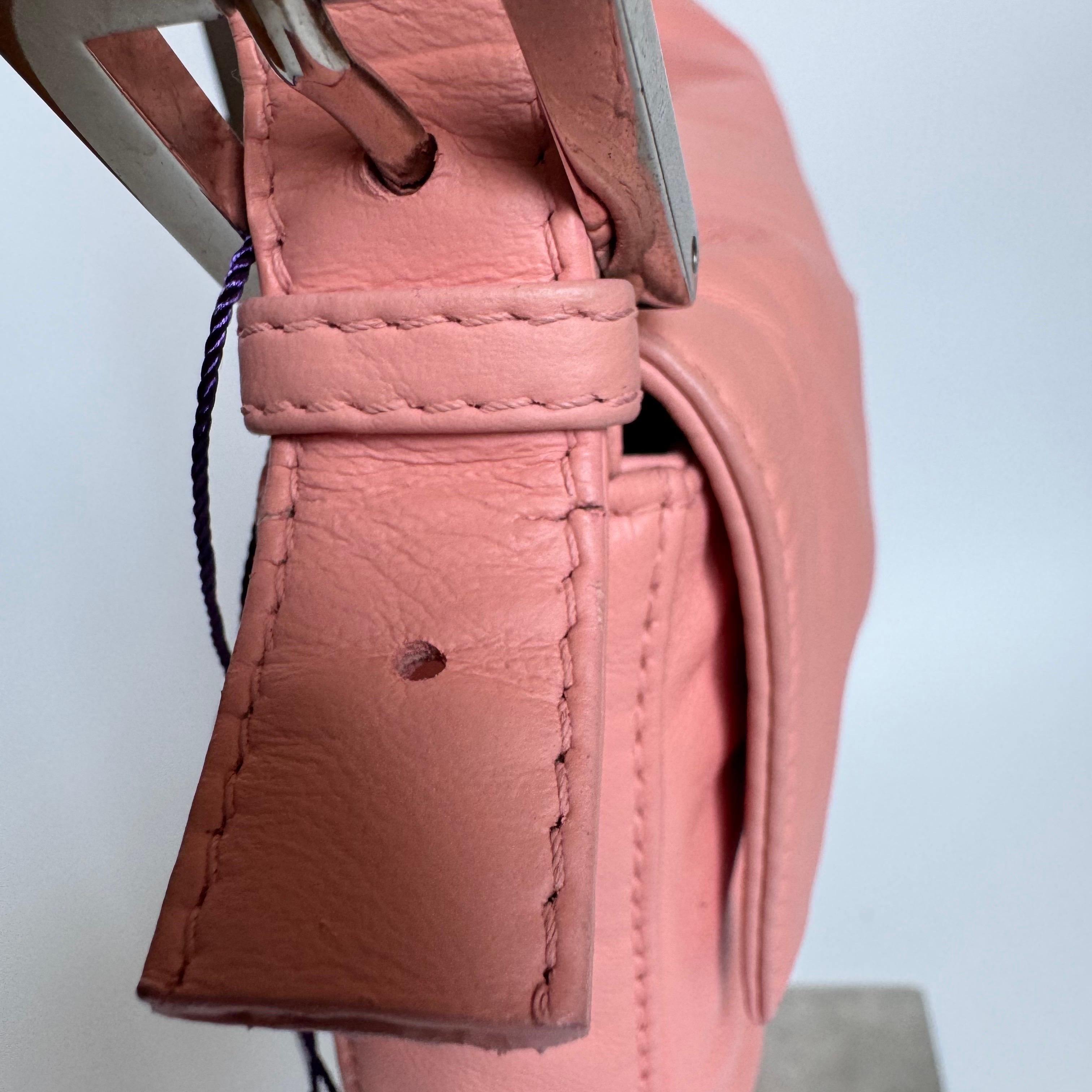 Sac à bandoulière FENDI Baguette vintage en cuir d'agneau rose avec accessoires argentés Pour femmes en vente