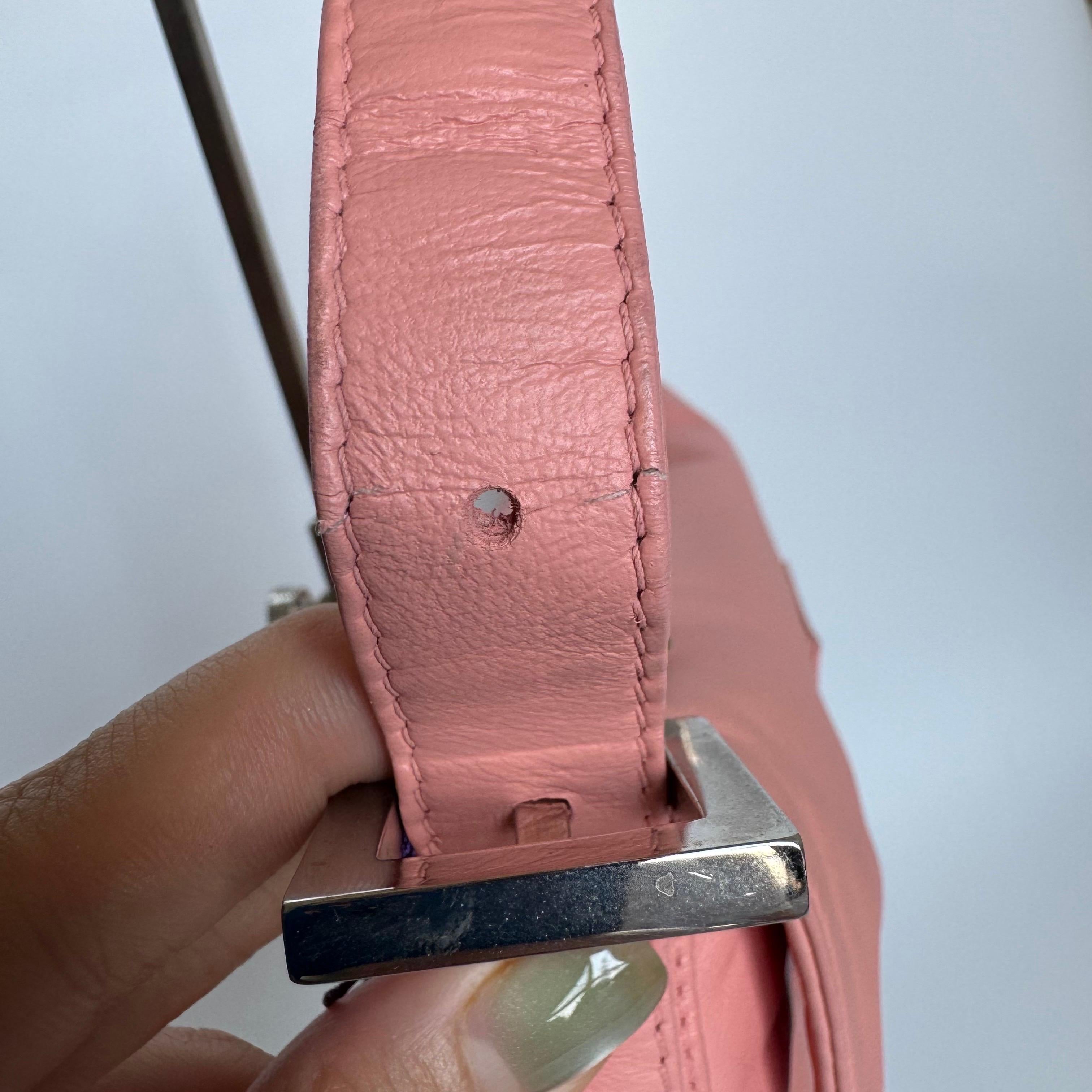 Sac à bandoulière FENDI Baguette vintage en cuir d'agneau rose avec accessoires argentés en vente 1