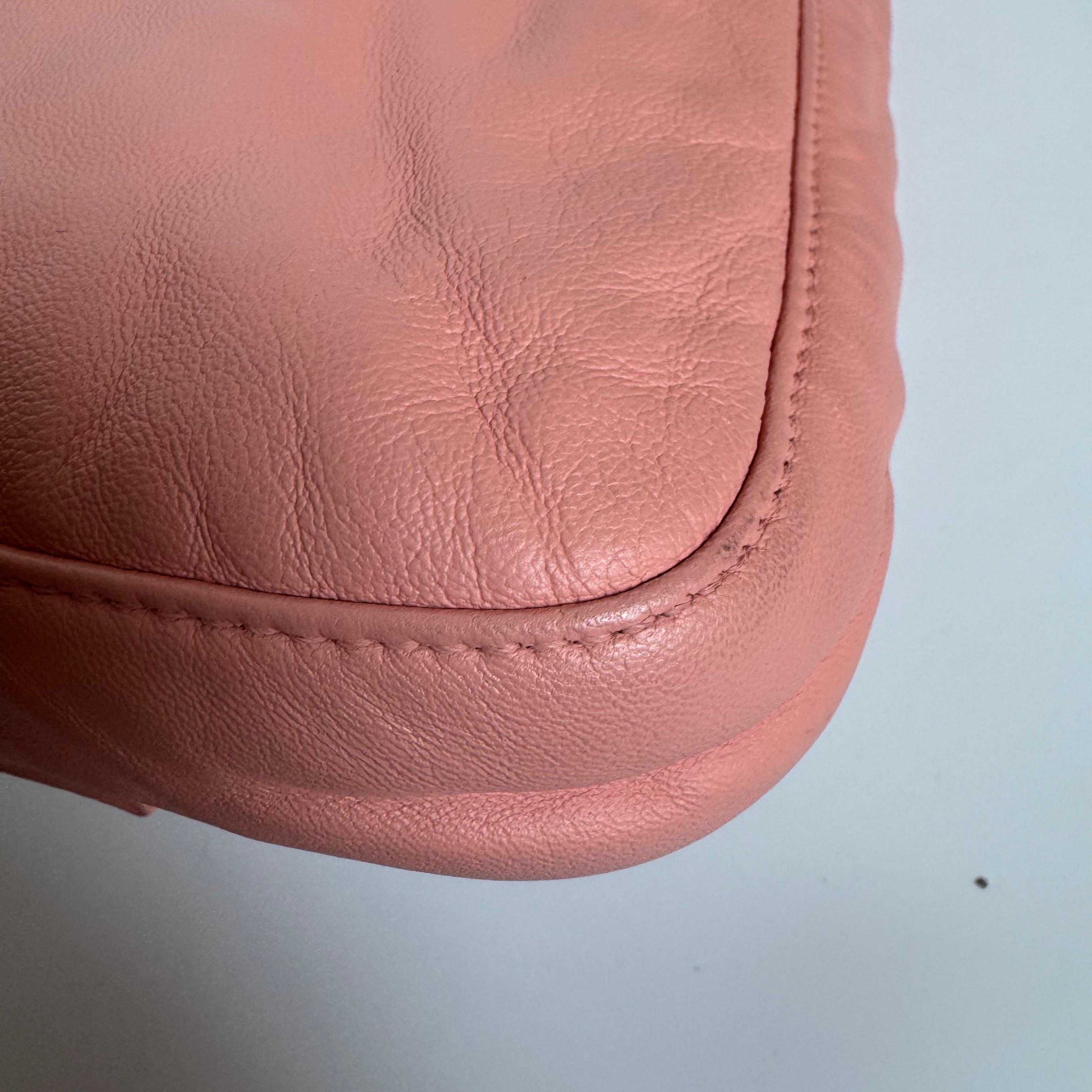 Sac à bandoulière FENDI Baguette vintage en cuir d'agneau rose avec accessoires argentés en vente 2
