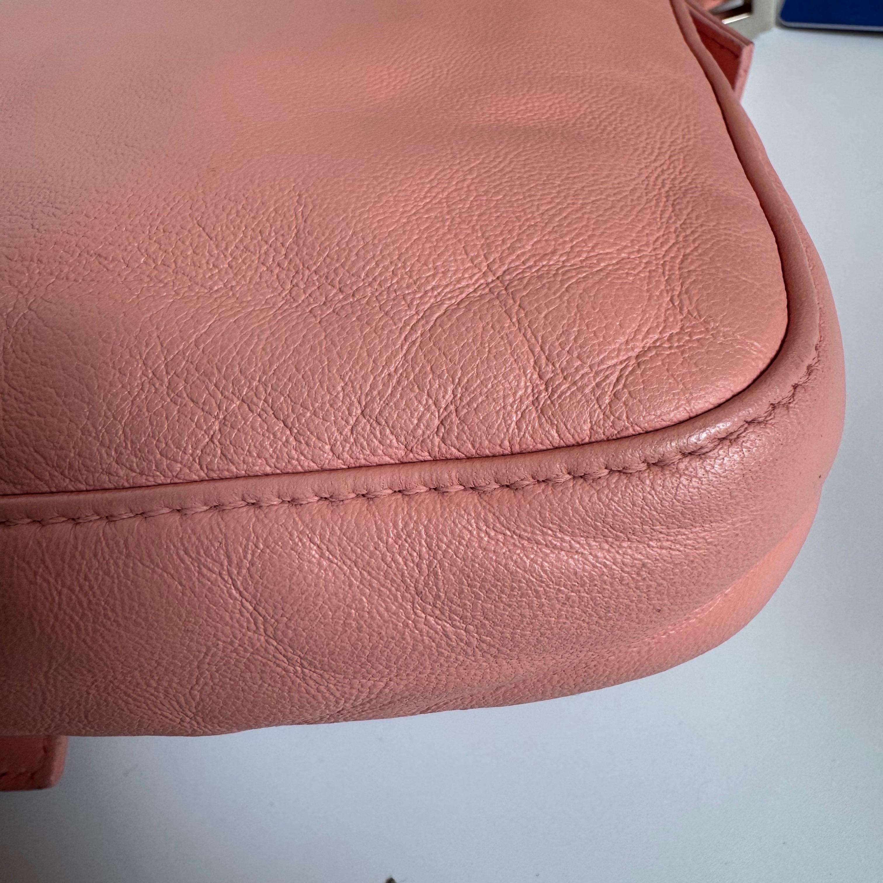 Sac à bandoulière FENDI Baguette vintage en cuir d'agneau rose avec accessoires argentés en vente 3
