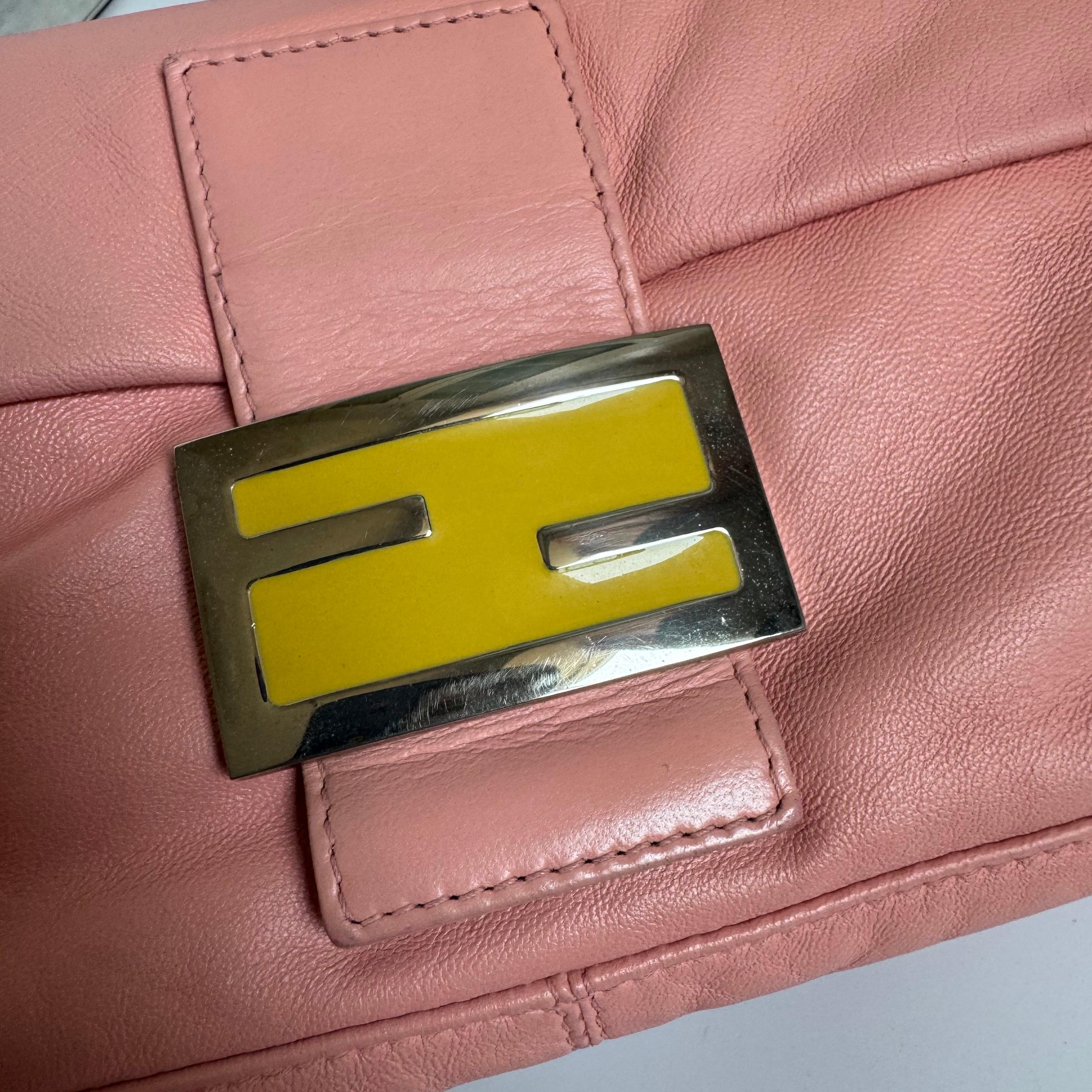 Sac à bandoulière FENDI Baguette vintage en cuir d'agneau rose avec accessoires argentés en vente 4