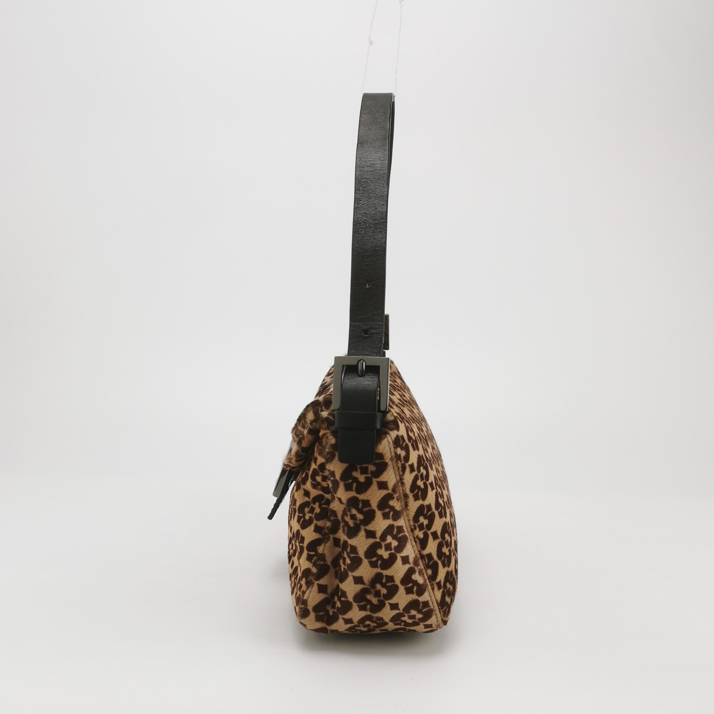 Noir Fendi - Baguette Vintage - Sac à bandoulière à double rabat en poils de poney en vente