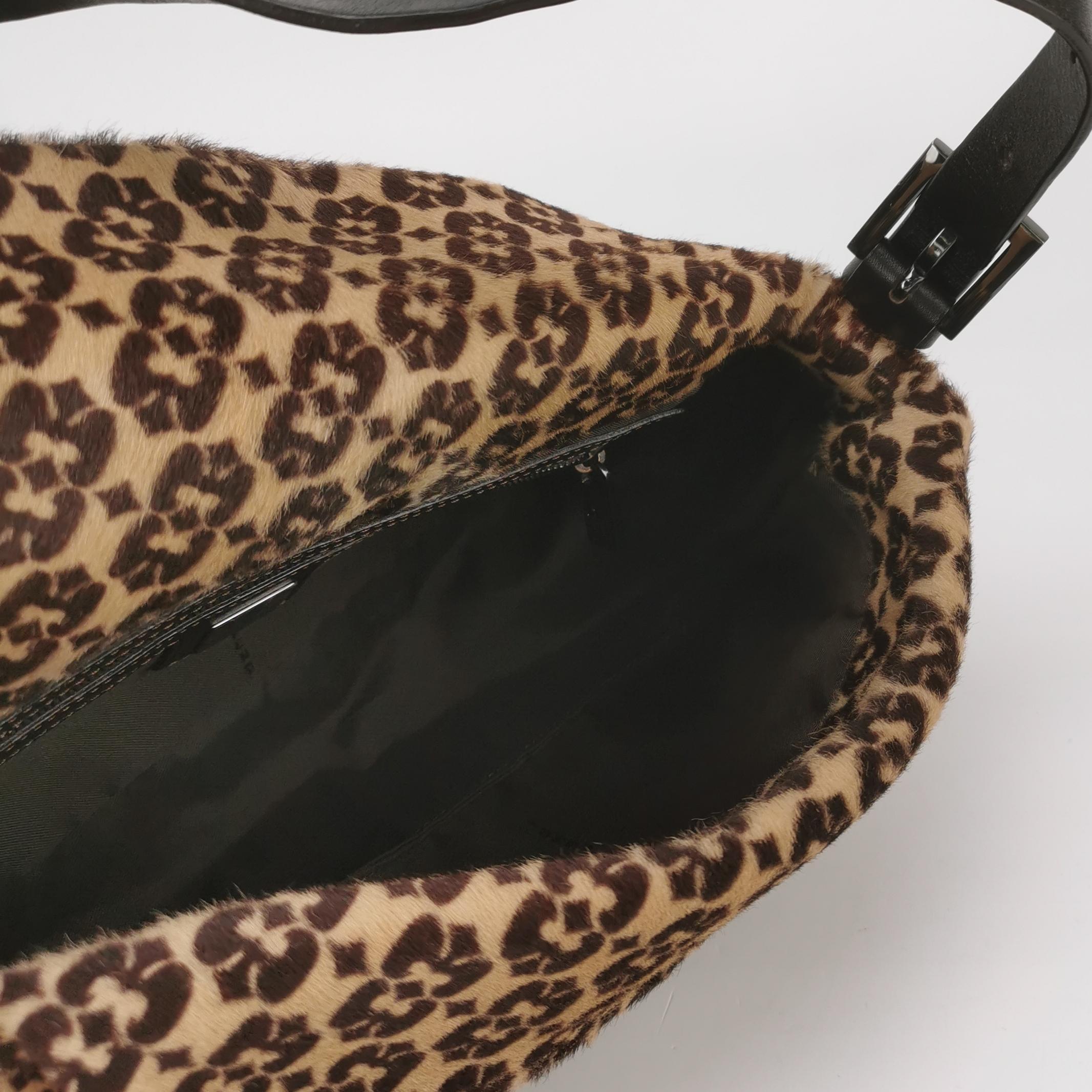 Fendi - Baguette Vintage - Sac à bandoulière à double rabat en poils de poney Pour femmes en vente