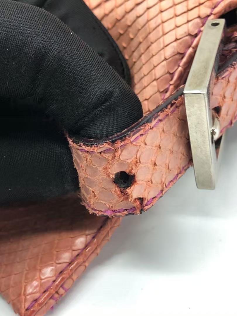 FENDI Sac à bandoulière vintage baguette en cuir violet en vente 6