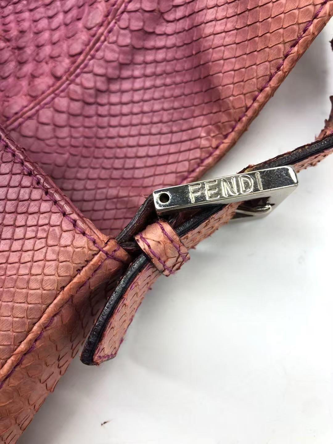 FENDI Sac à bandoulière vintage baguette en cuir violet en vente 8