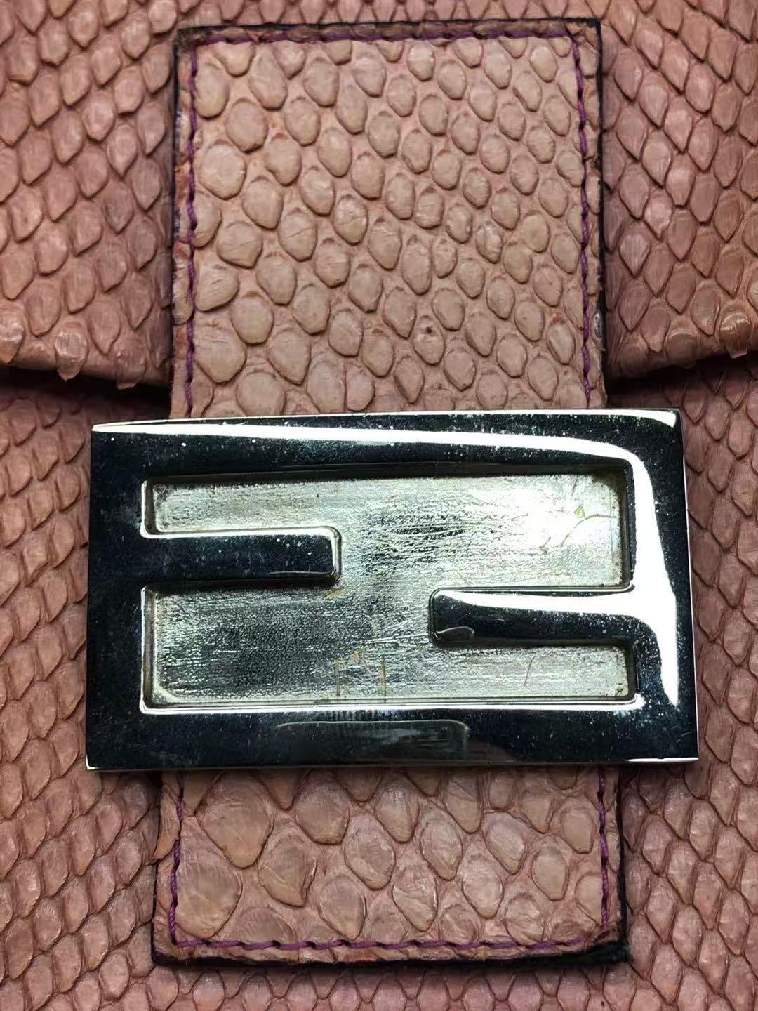 FENDI Sac à bandoulière vintage baguette en cuir violet en vente 10