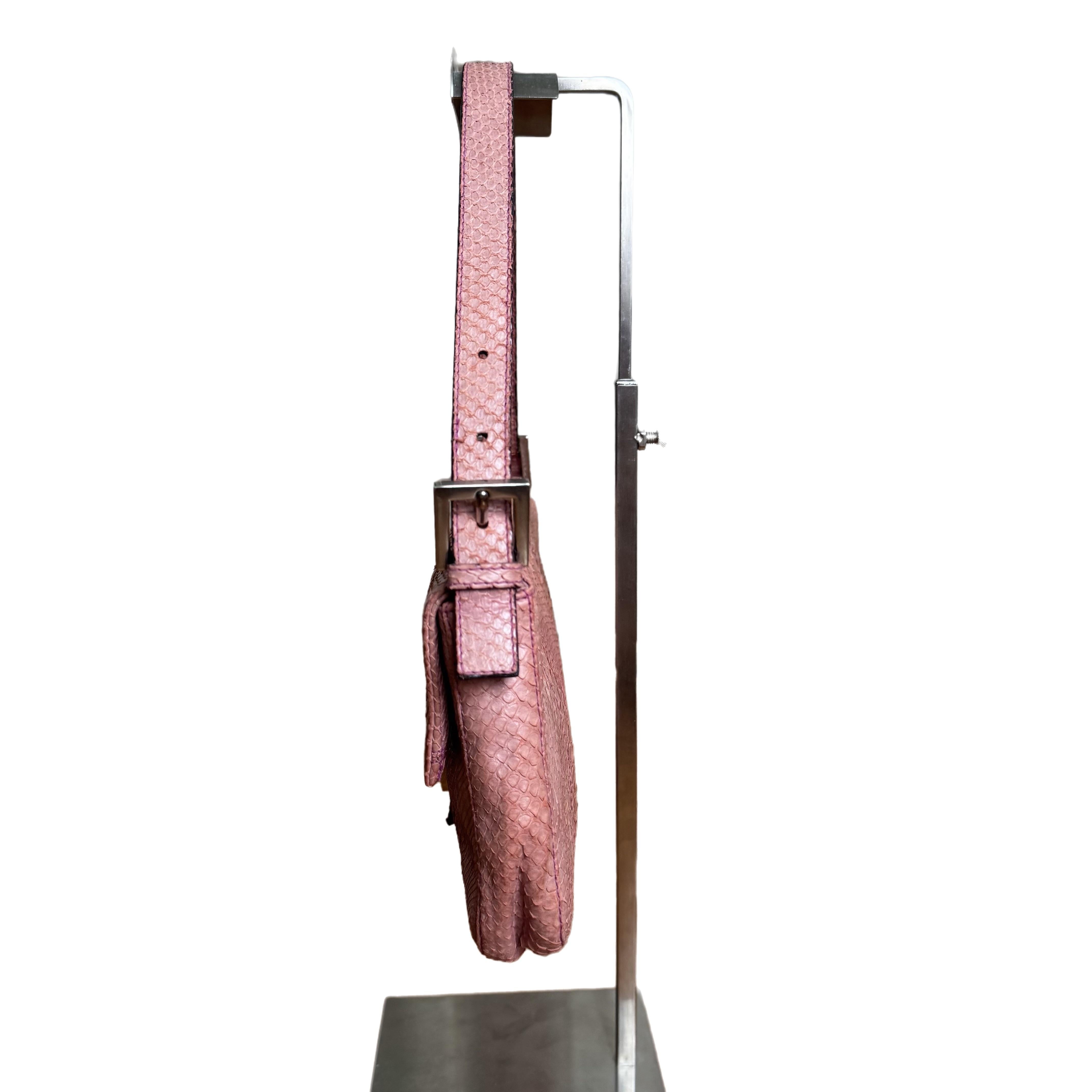 ÉTAT : TRÈS BON

Cette baguette Fendi authentique et d'occasion a changé de couleur avec le temps. La couleur violette d'origine s'est estompée pour devenir un violet clair et un rose. Les coins et les bords du rabat sont frottés. Fissures au niveau