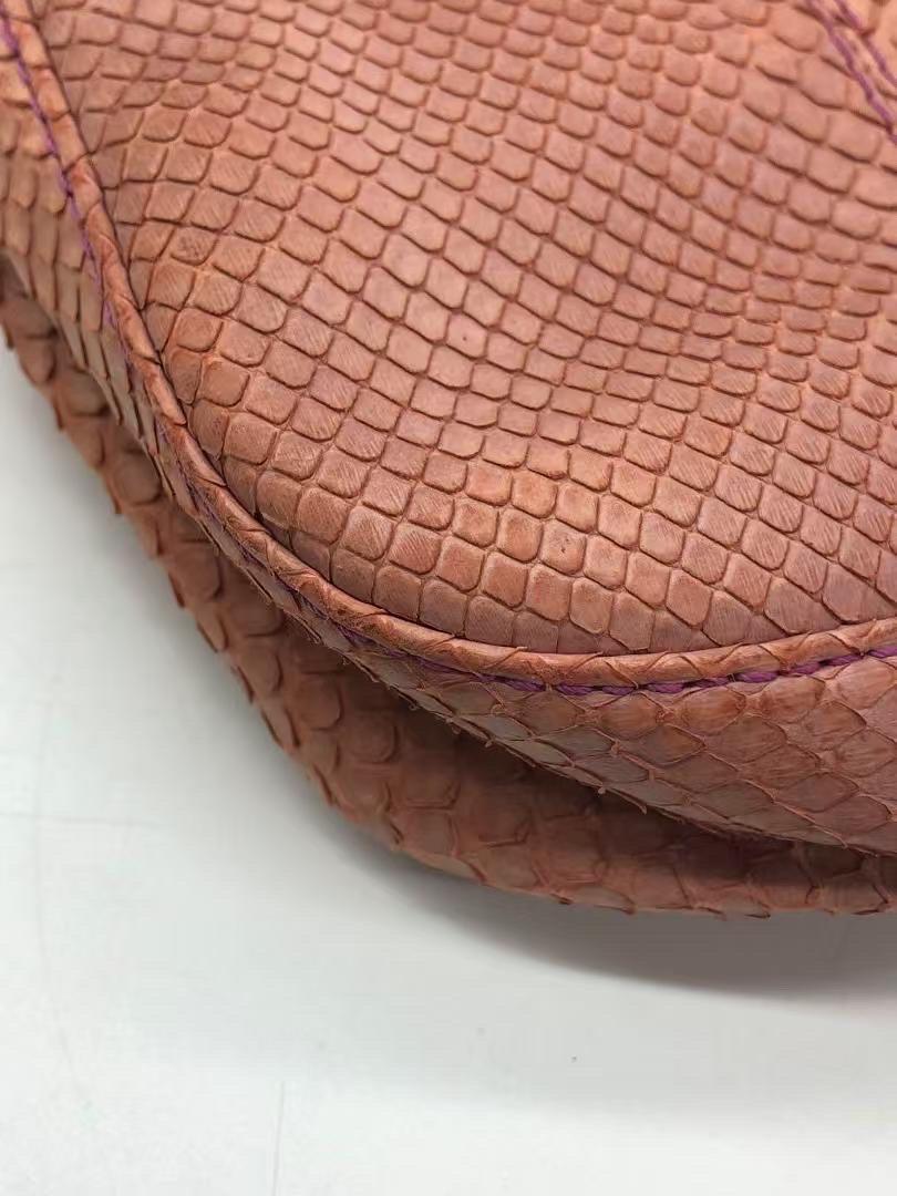 FENDI Sac à bandoulière vintage baguette en cuir violet en vente 2