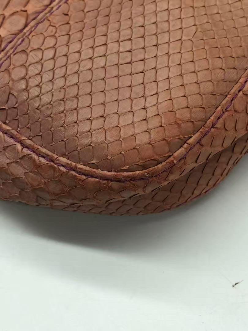 FENDI Sac à bandoulière vintage baguette en cuir violet en vente 3