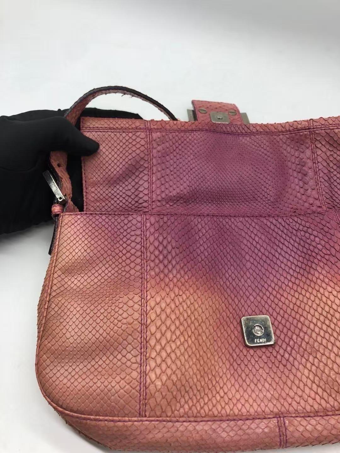 FENDI Sac à bandoulière vintage baguette en cuir violet en vente 4