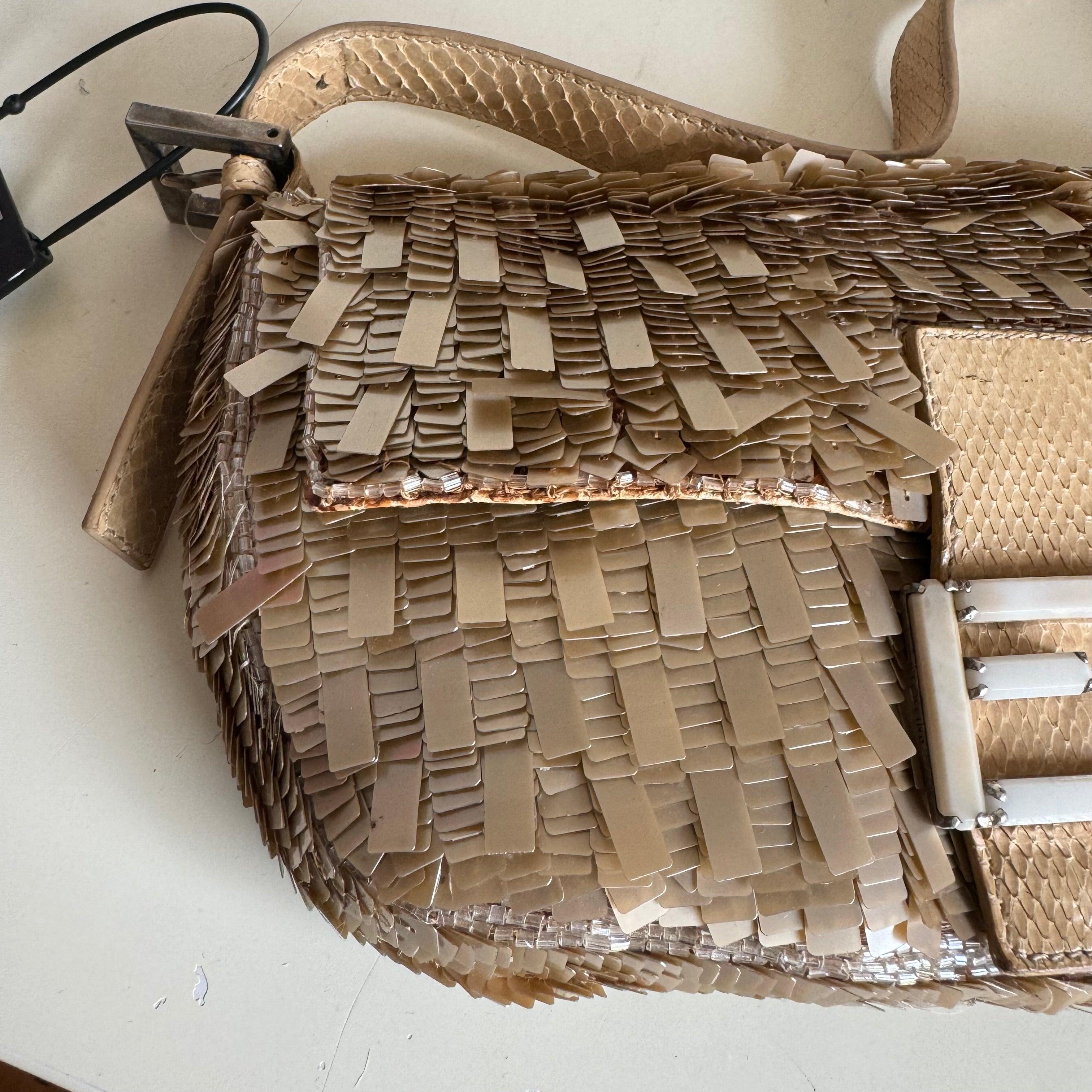Fendi Baguette Vintage Raro Coleccionable Lentejuelas doradas y piel de pitón en Bueno Estado en AUBERVILLIERS, FR