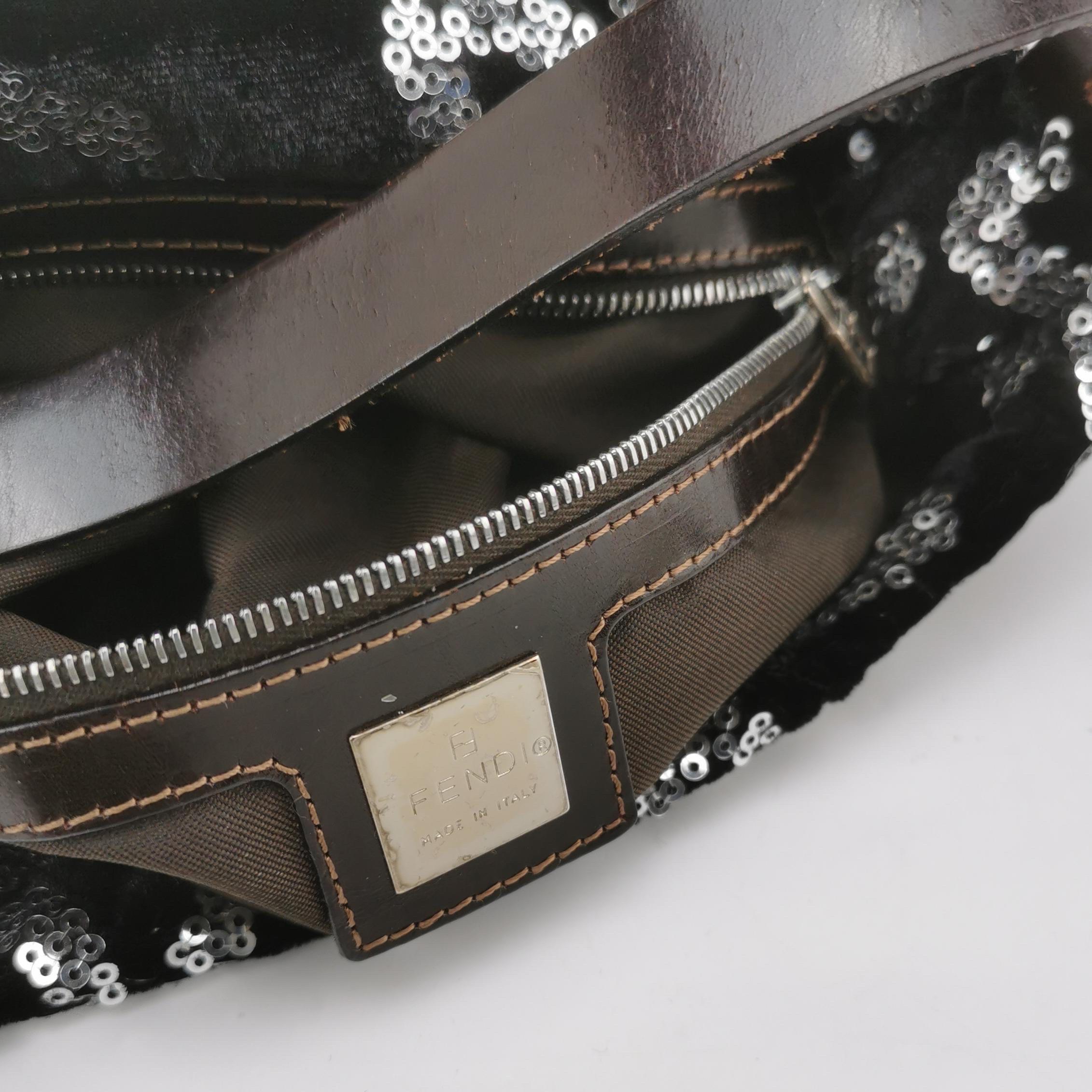 Fendi Baguette Borsa a tracolla bianca a forma di cuore con lustrini neri in vendita 5