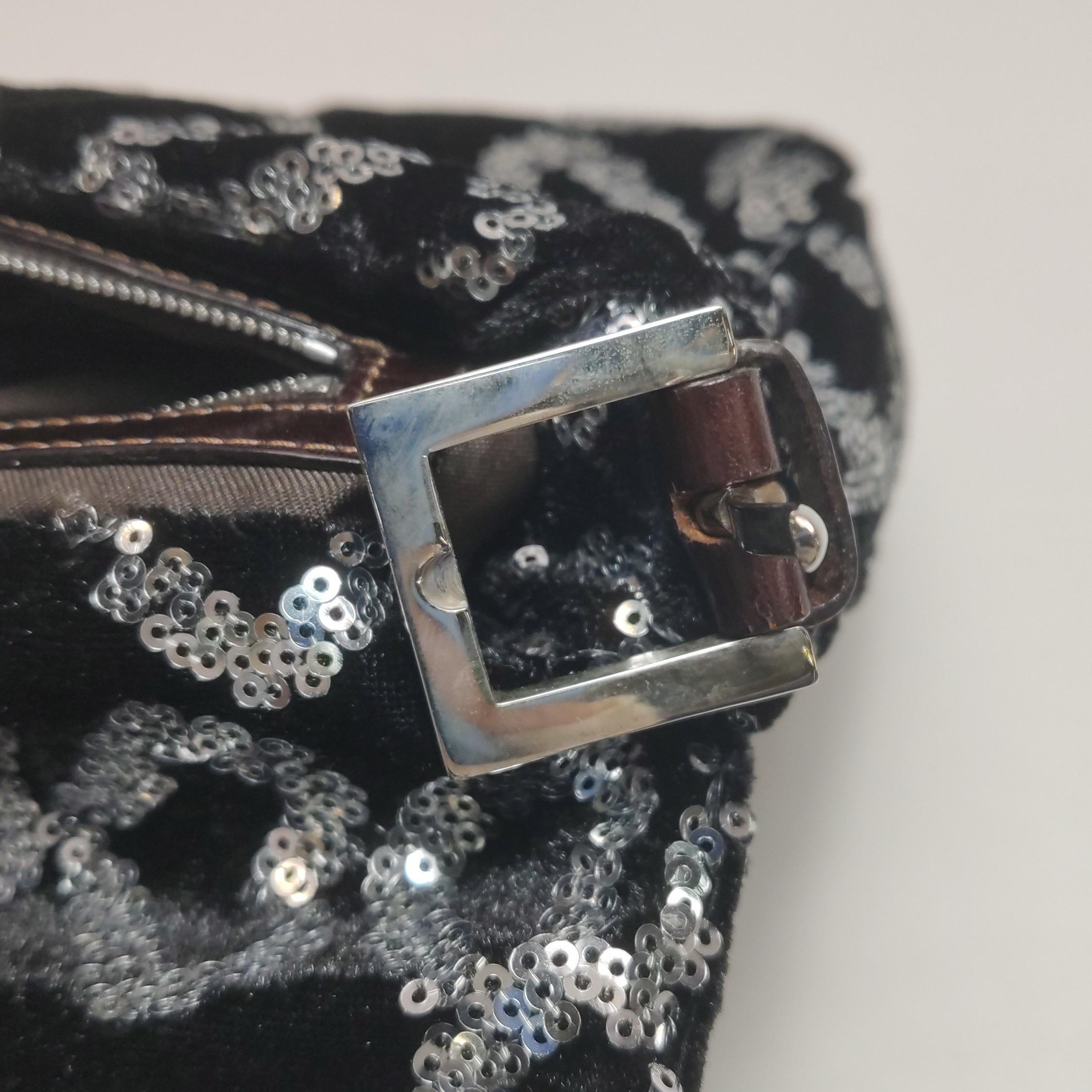 Fendi Baguette Borsa a tracolla bianca a forma di cuore con lustrini neri in vendita 6