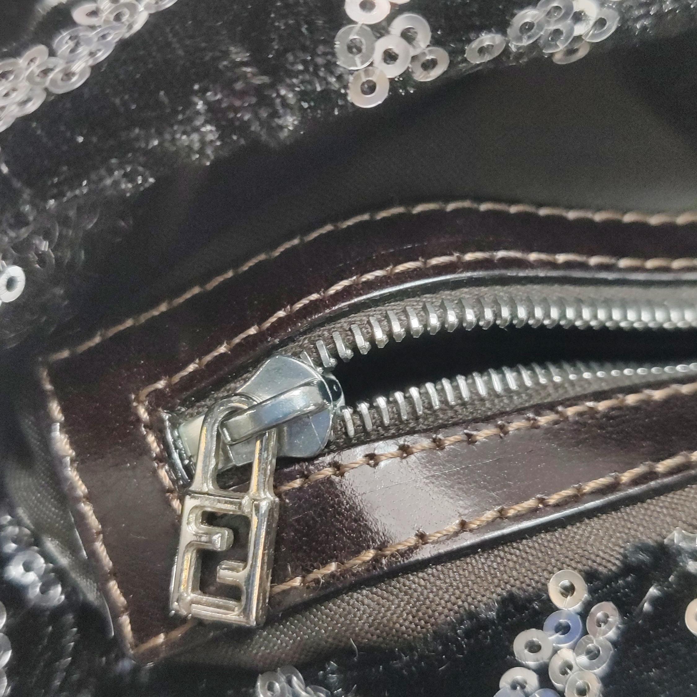 Fendi Baguette Borsa a tracolla bianca a forma di cuore con lustrini neri in vendita 7